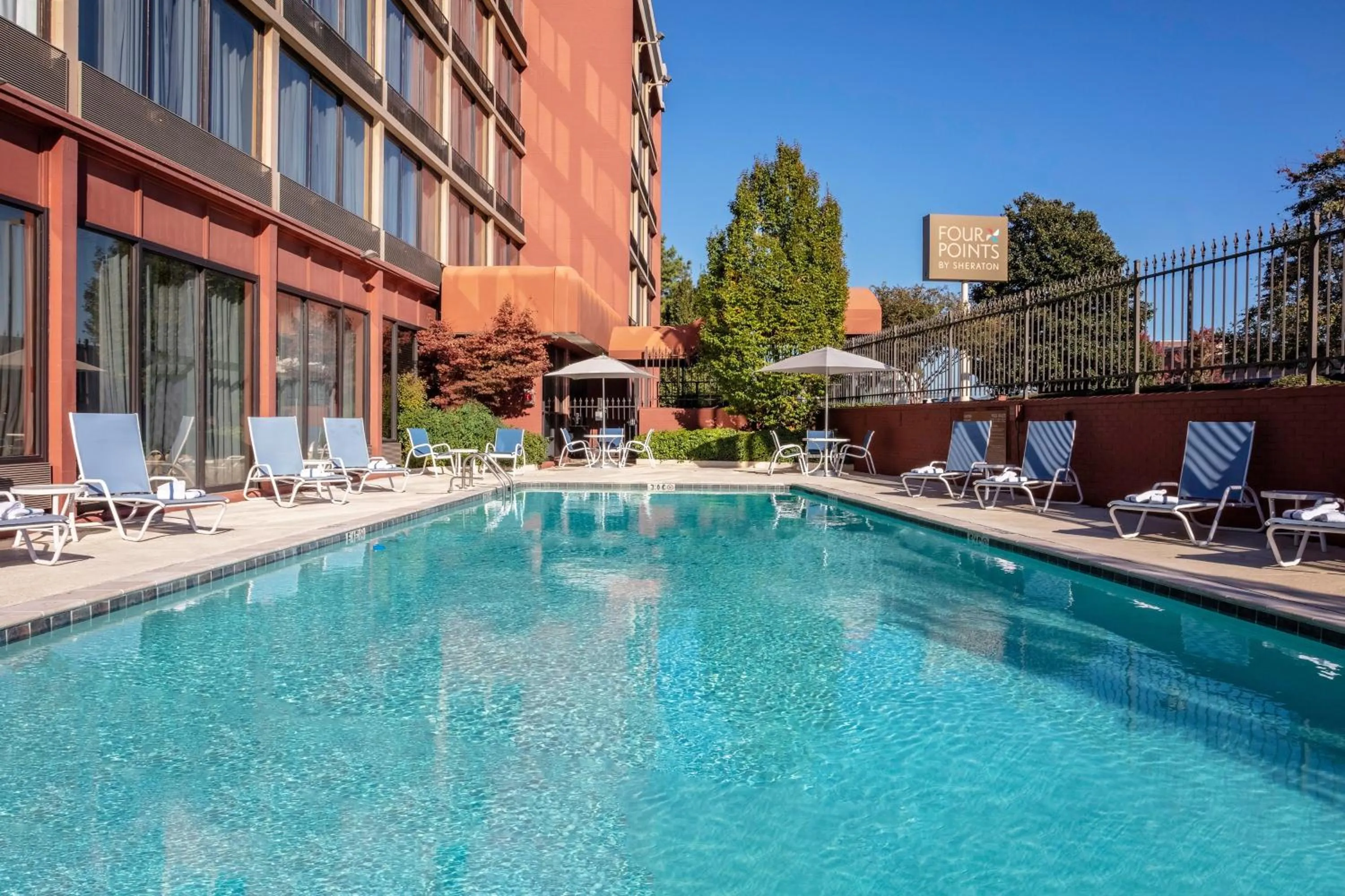 Swimming pool in Four Points by Sheraton Memphis East