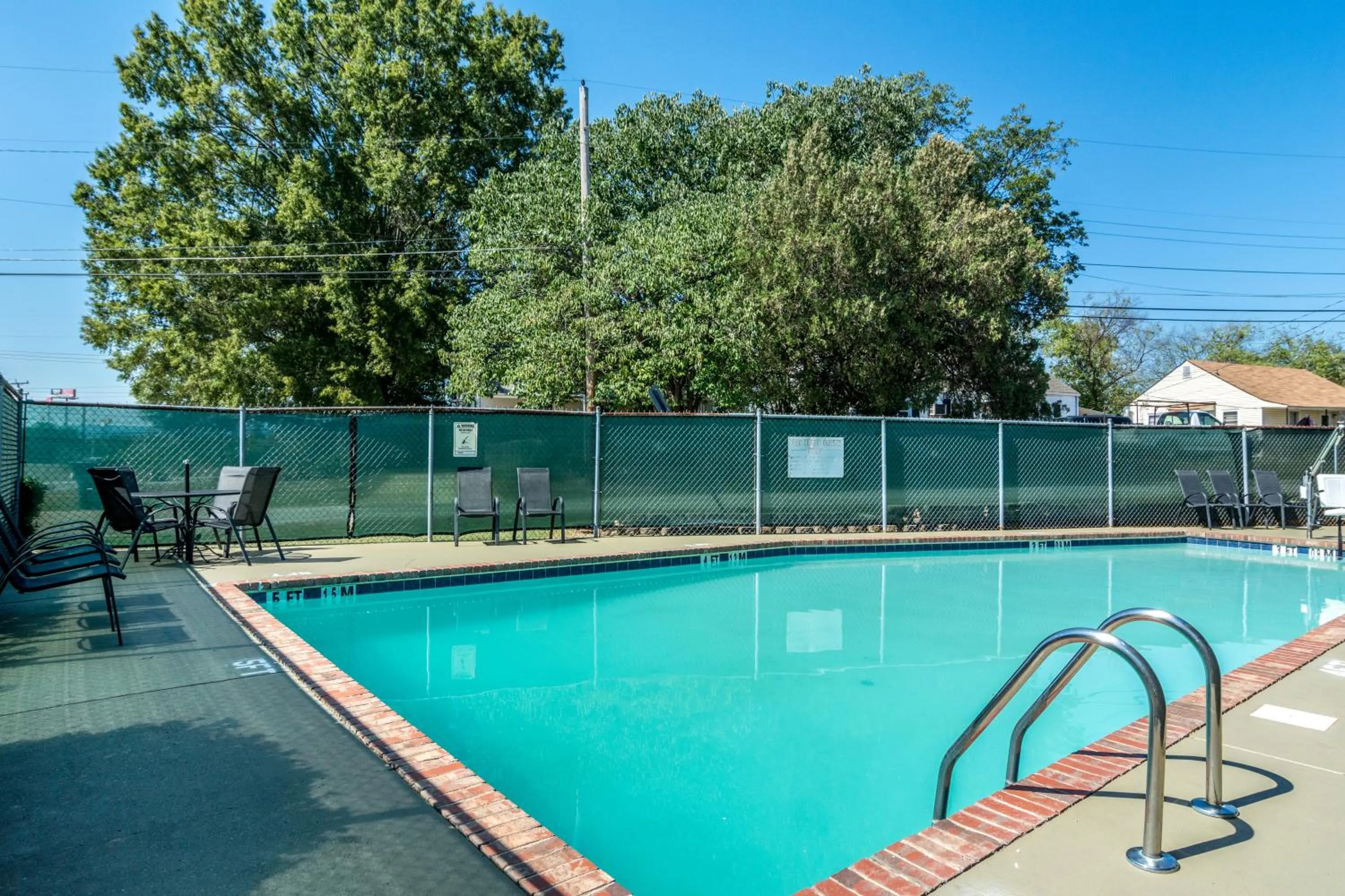Swimming pool in Motel 6-East Ridge, TN