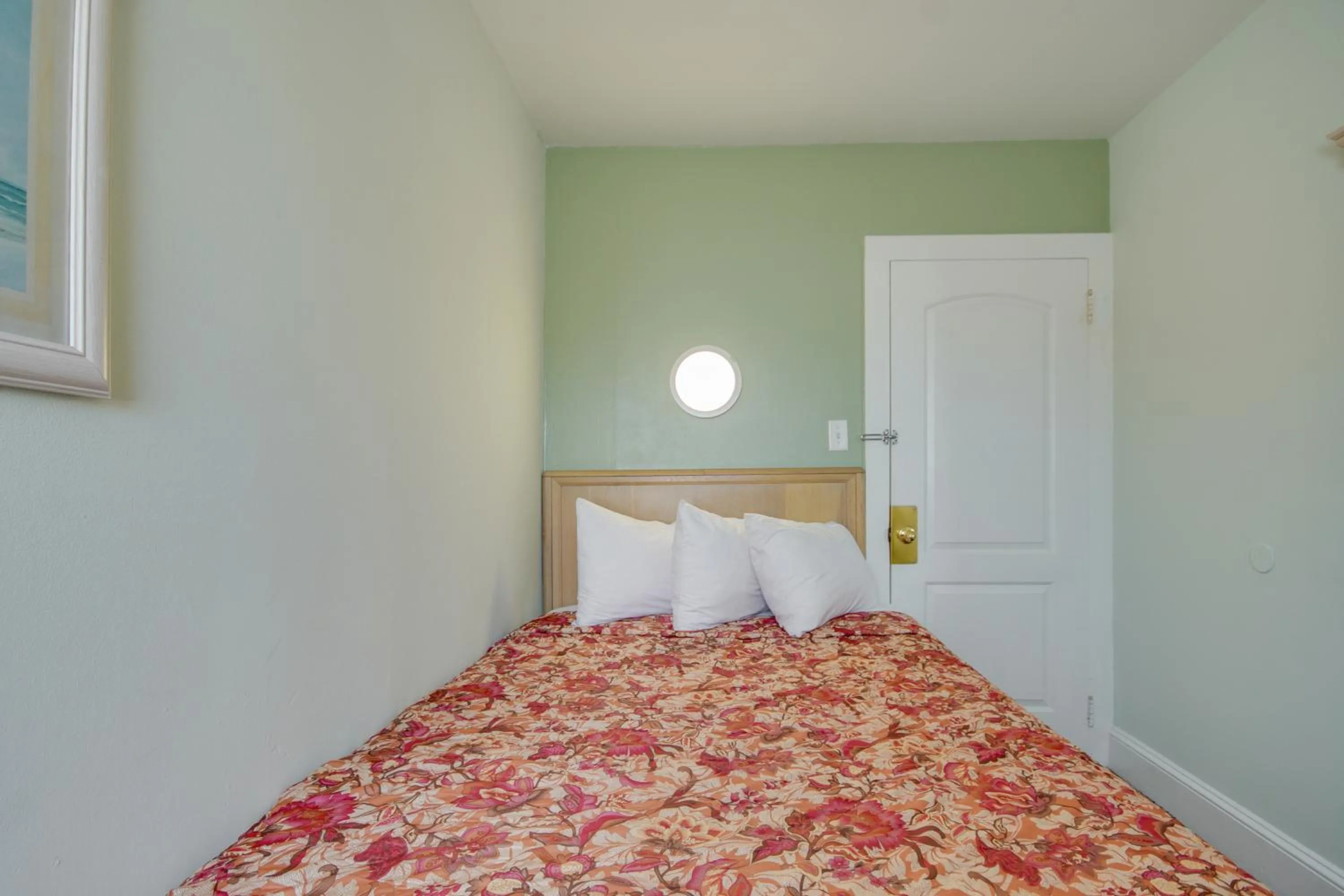 Bedroom, Bed in Ocean Lodge Hotel South