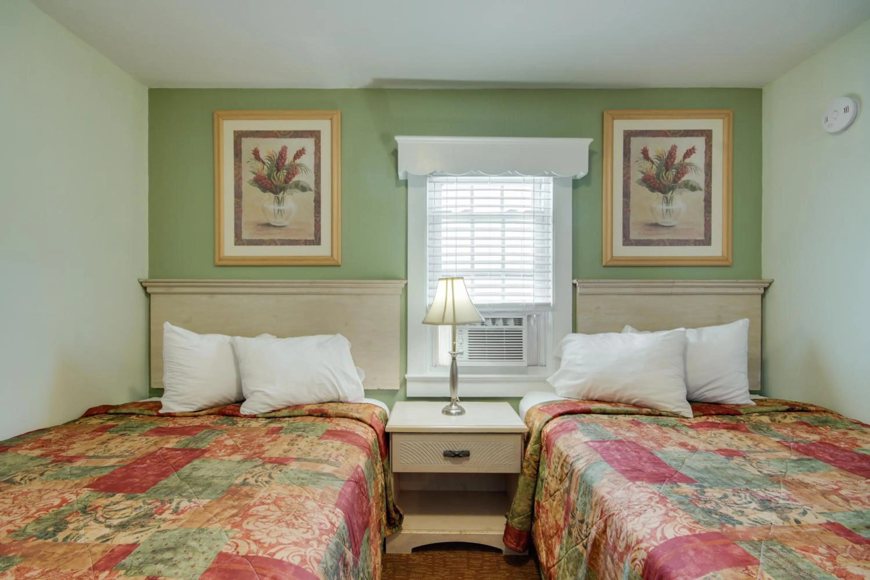 Bedroom, Bed in Ocean Lodge Hotel South