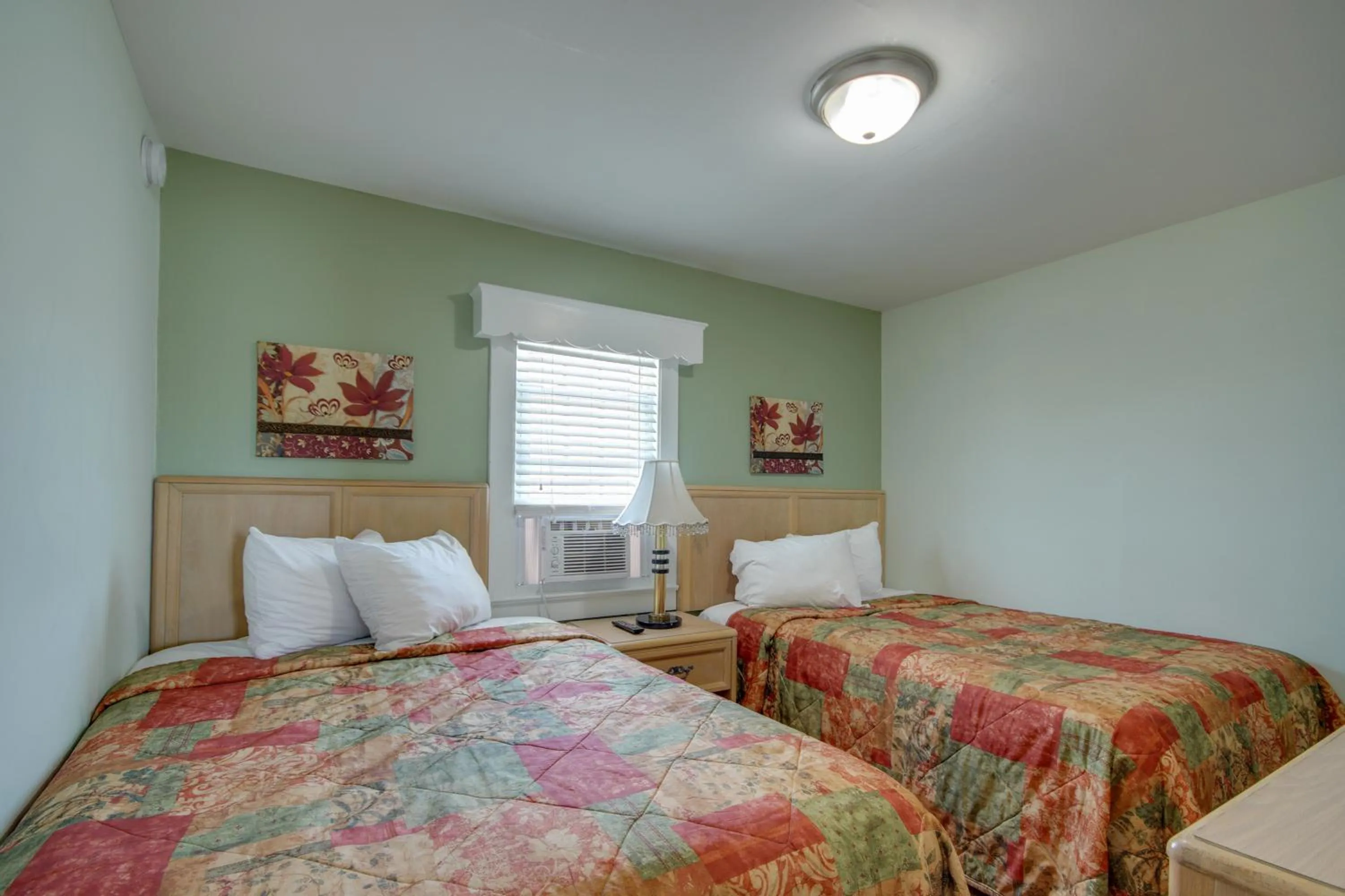 Bedroom, Bed in Ocean Lodge Hotel South