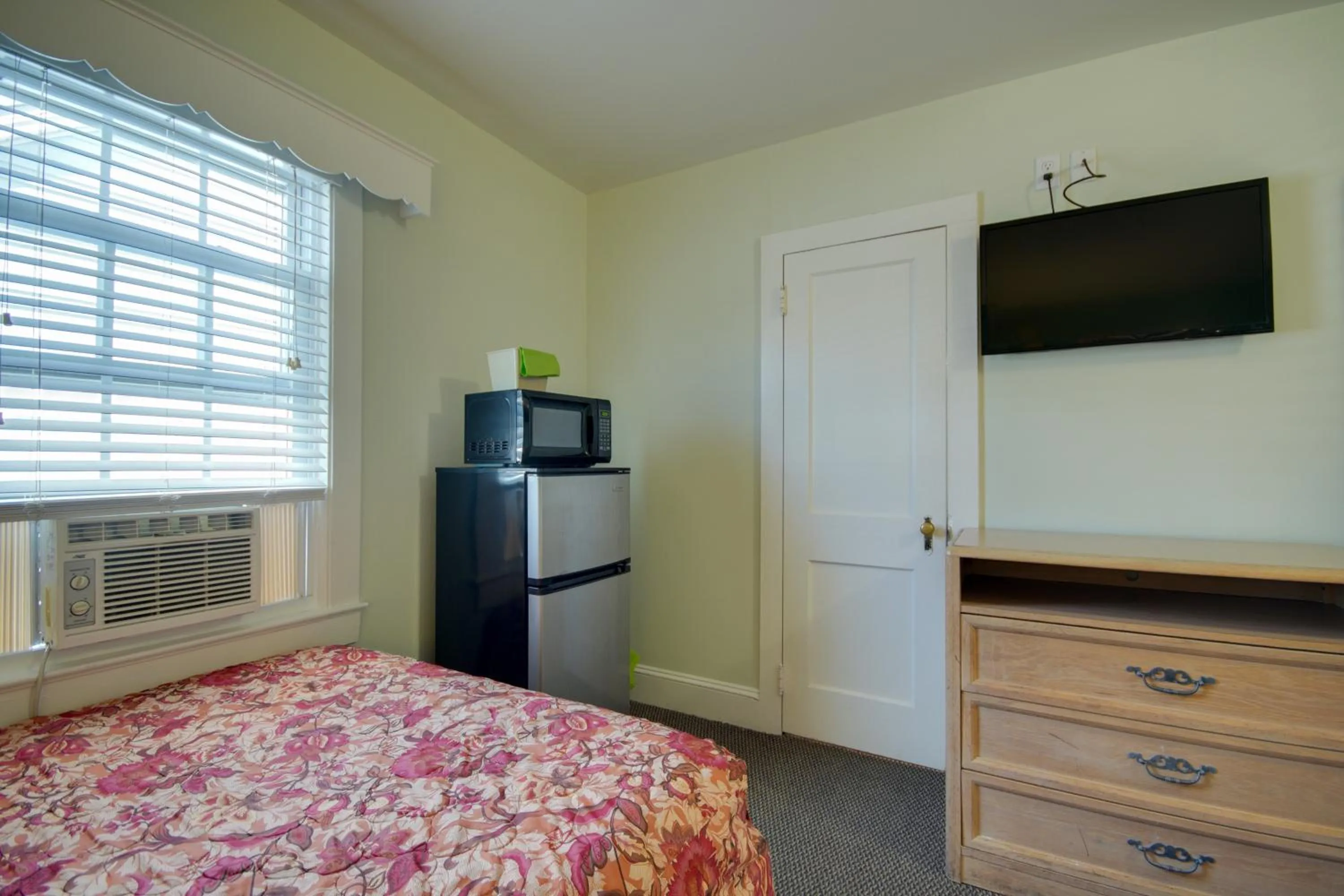 Photo of the whole room, Bed in Ocean Lodge Hotel South