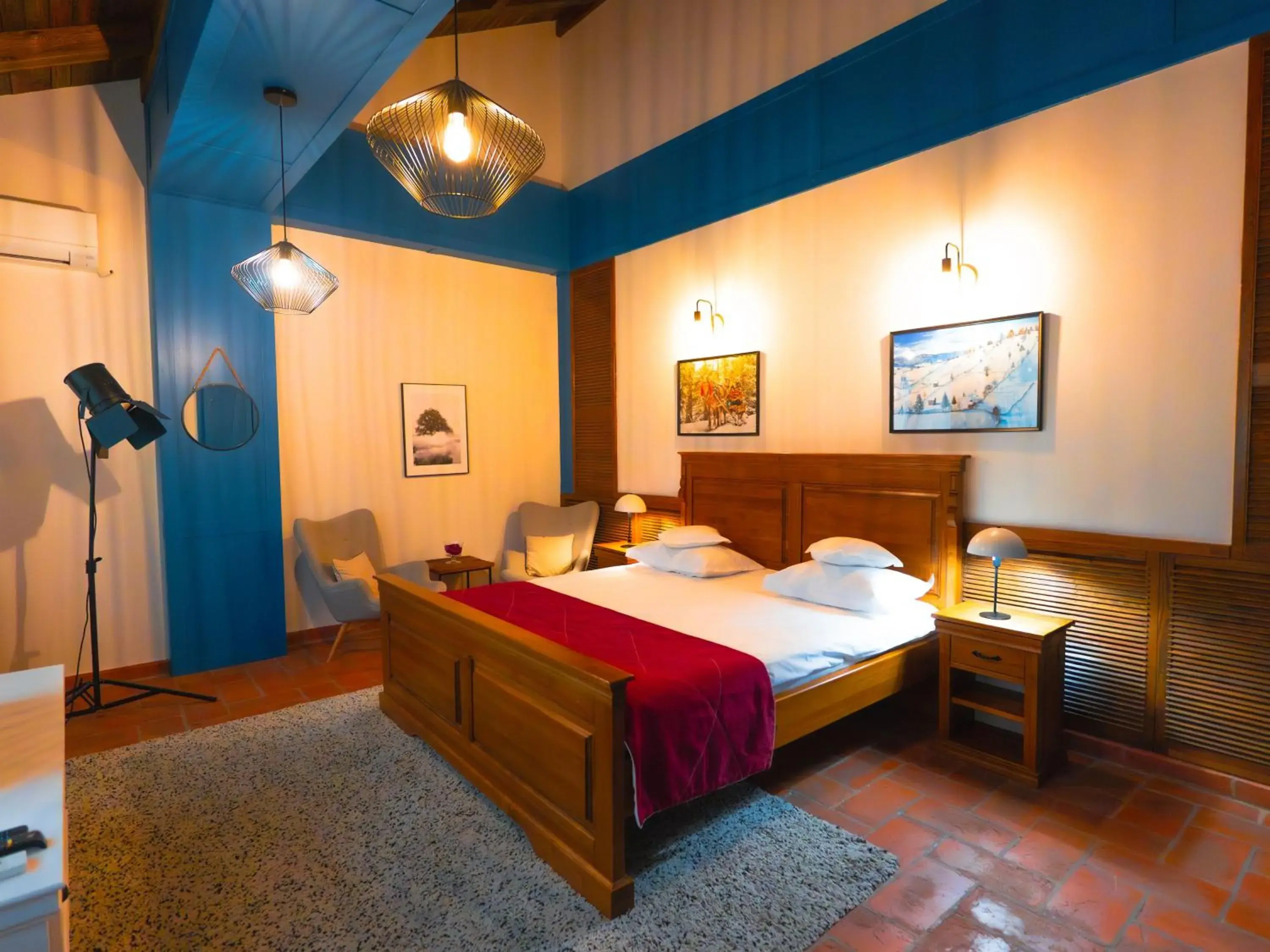 Camera dubla mare cu acces la jacuzzi & saună - single occupancy in KABAN BOUTIQUE HOTEL - 5Star Central Villa in Vatra Dornei Camera dubla mare cu acces la jacuzzi & saună - single occupancy in KABAN BOUTIQUE HOTEL - 5Star Central Villa in Vatra Dornei