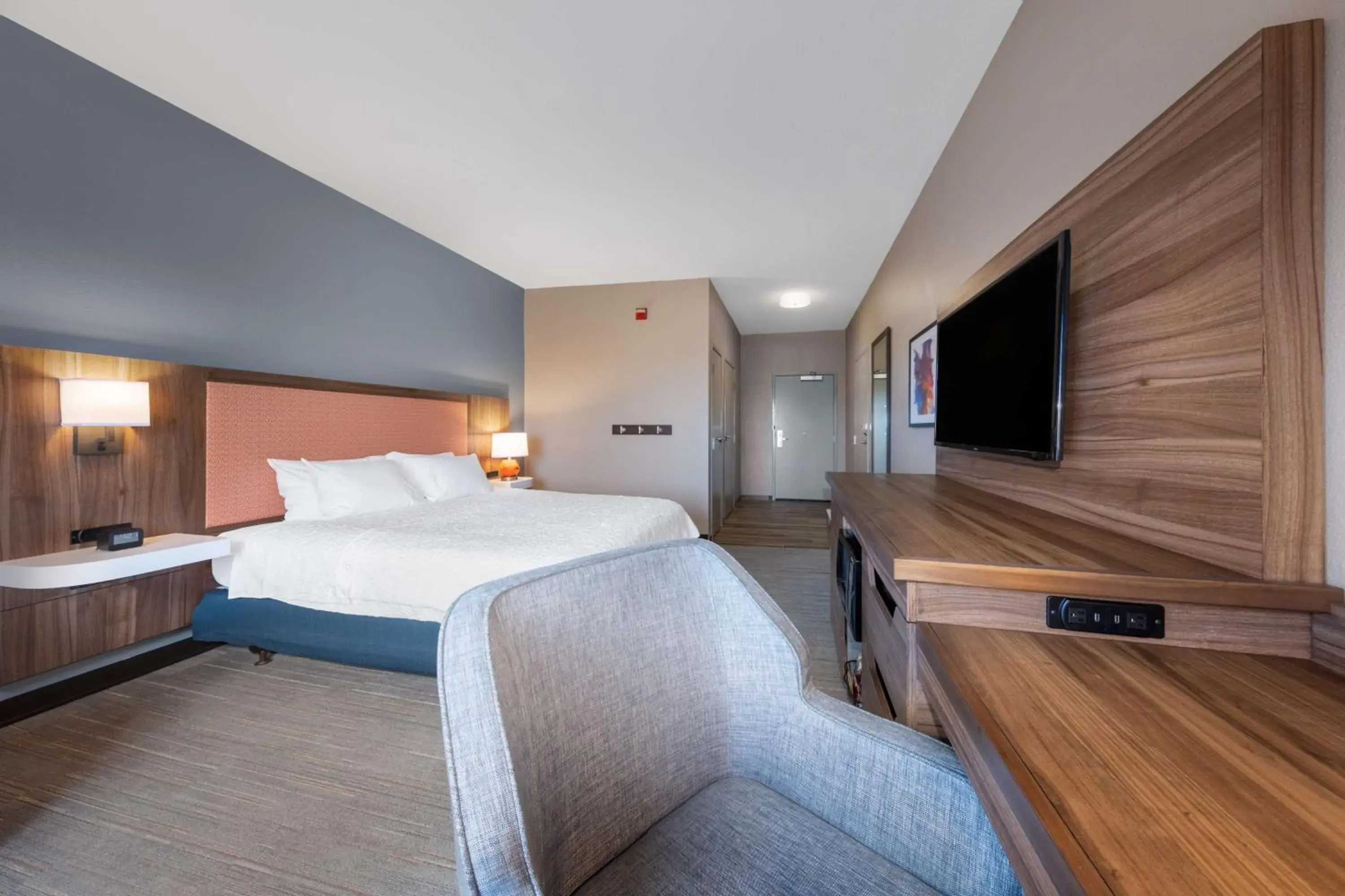 King Room with Roll-In Shower - Mobility and Hearing Access/Non-Smoking in Hampton Inn Saint Robert King Room with Roll-In Shower - Mobility and Hearing Access/Non-Smoking in Hampton Inn Saint Robert