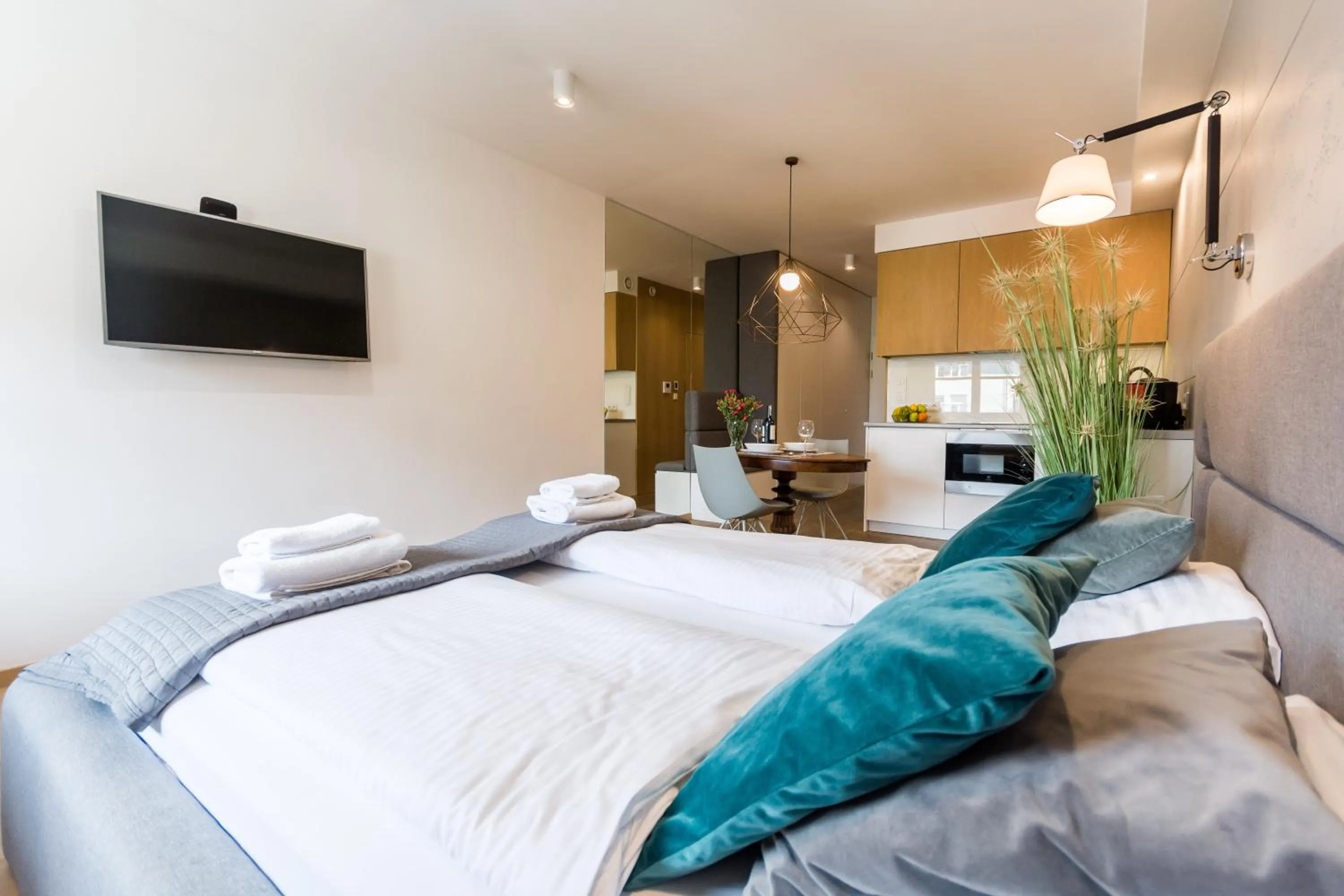 Bed in Old Town Premium Queen`s Apartments