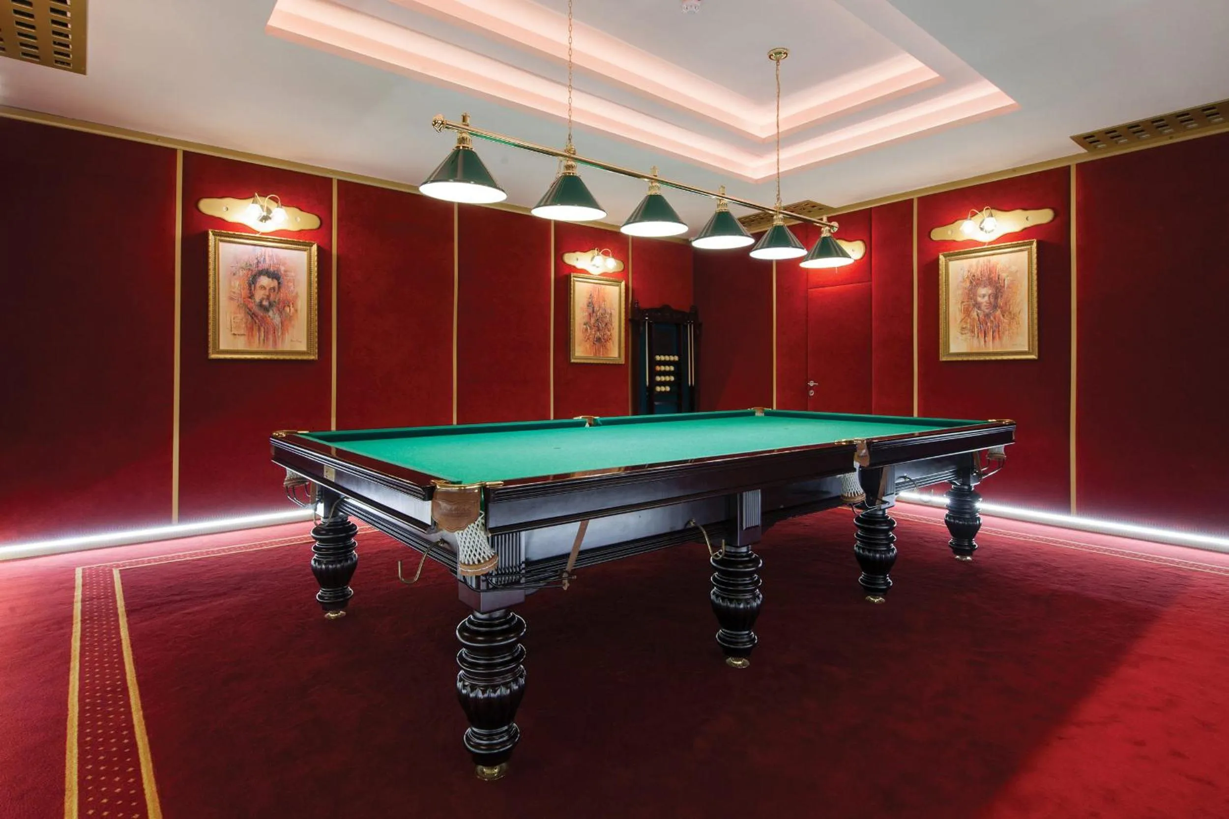 Billiard in Grand Hotel Donat Superior & Wellness Center