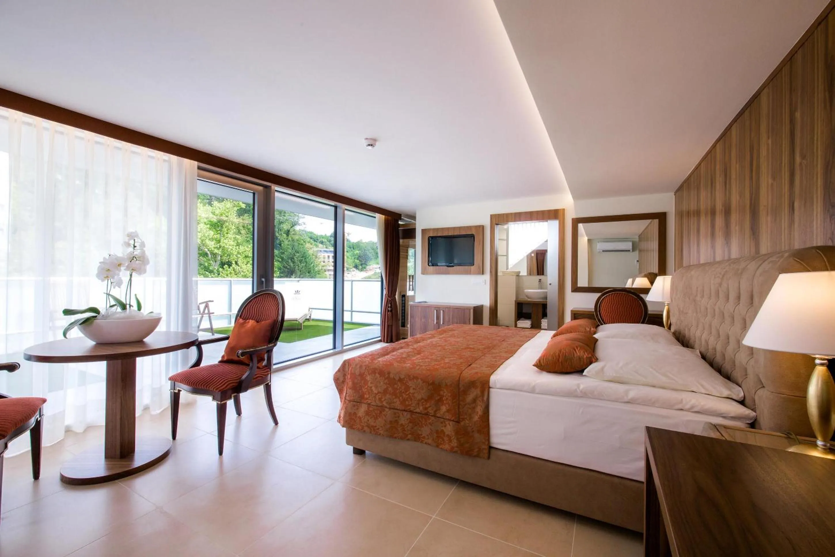 TV and multimedia, Bed in Grand Hotel Donat Superior & Wellness Center