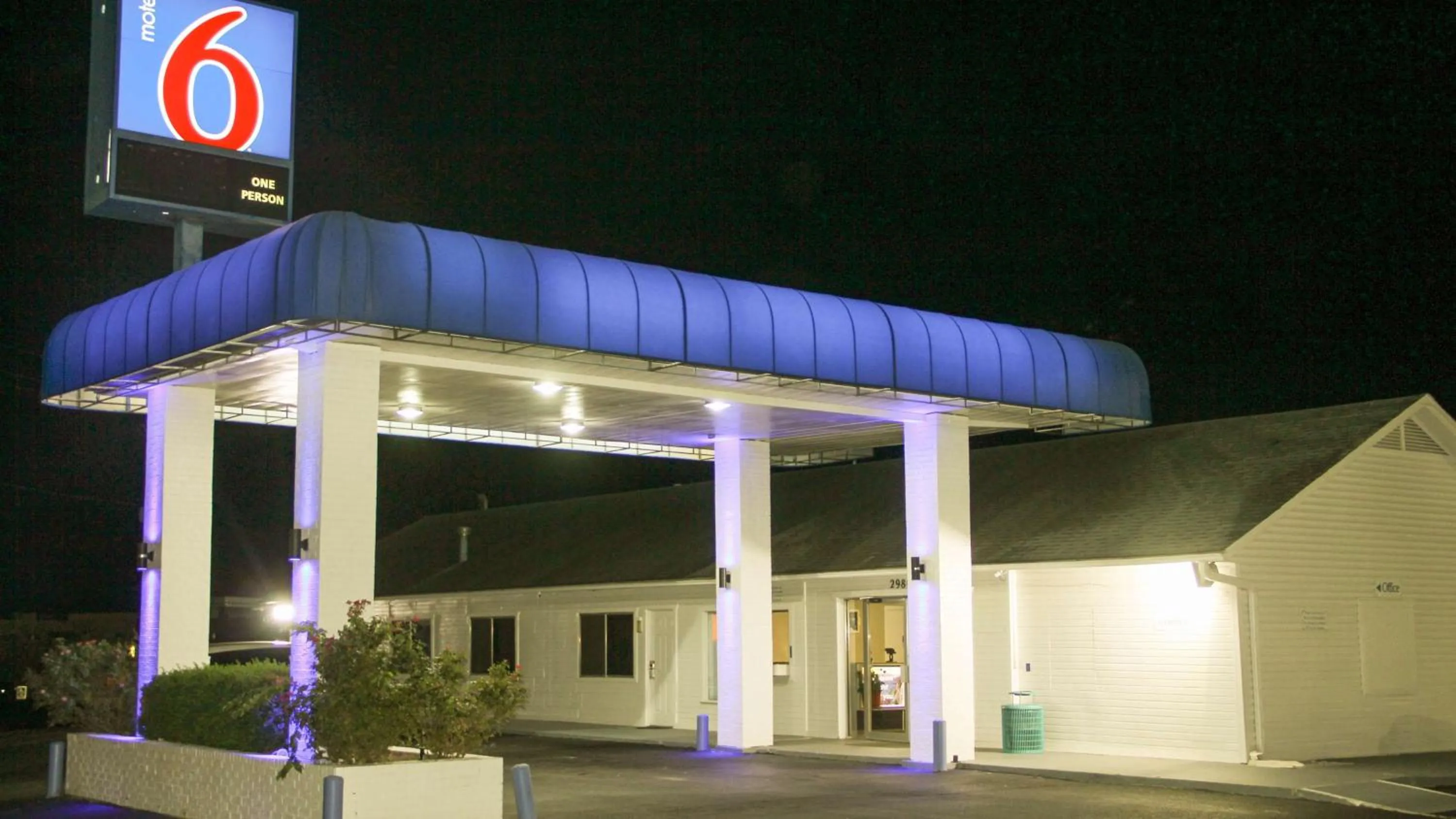 Property building in Motel 6-Fayetteville, AR