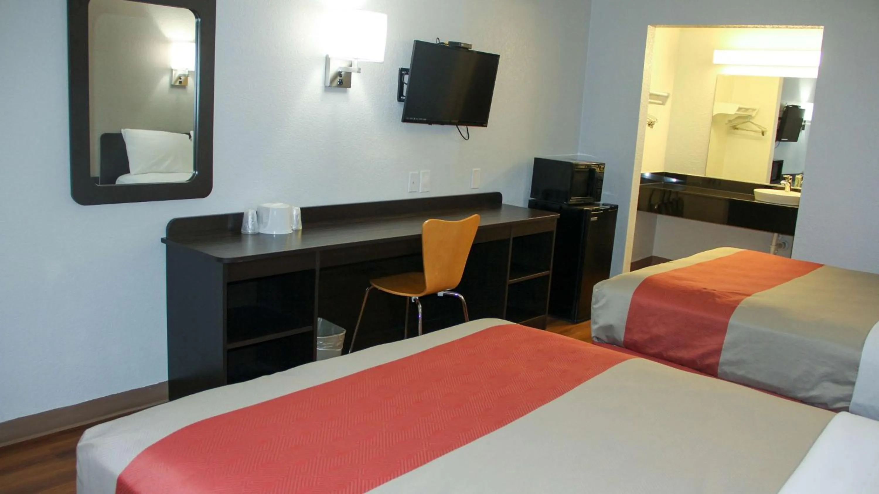 Photo of the whole room in Motel 6-Fayetteville, AR