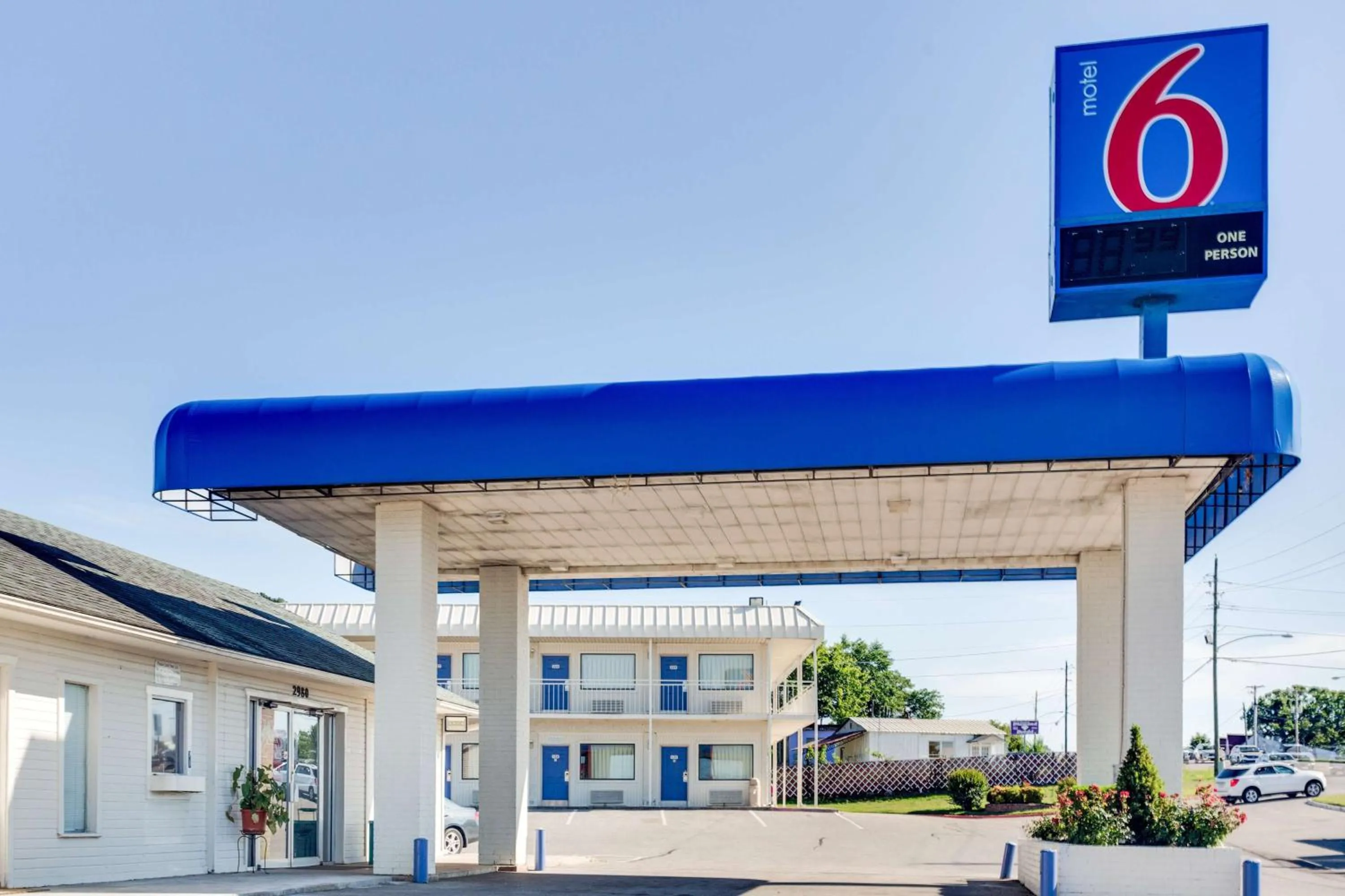 Property building in Motel 6-Fayetteville, AR