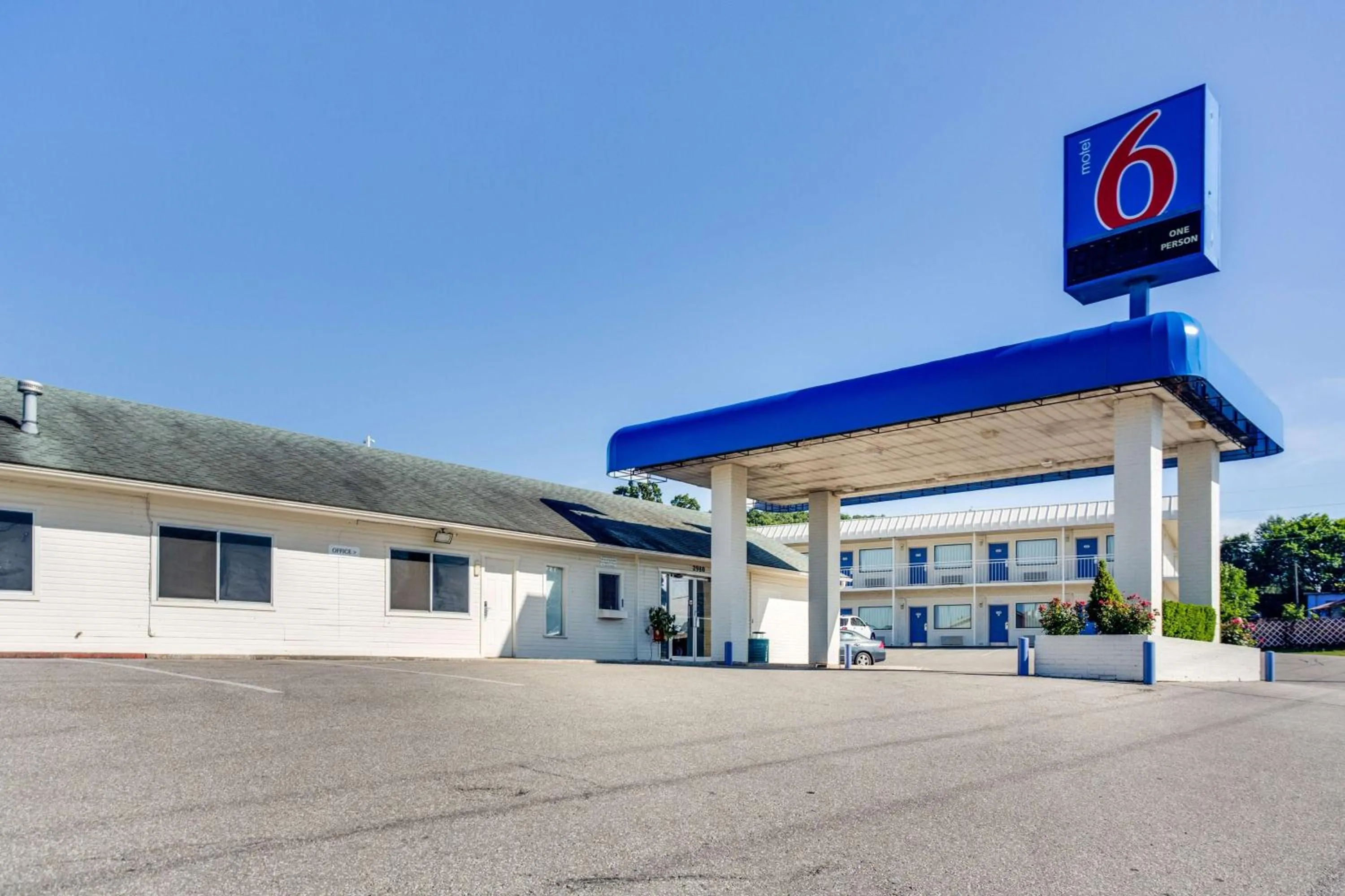 Property building in Motel 6-Fayetteville, AR