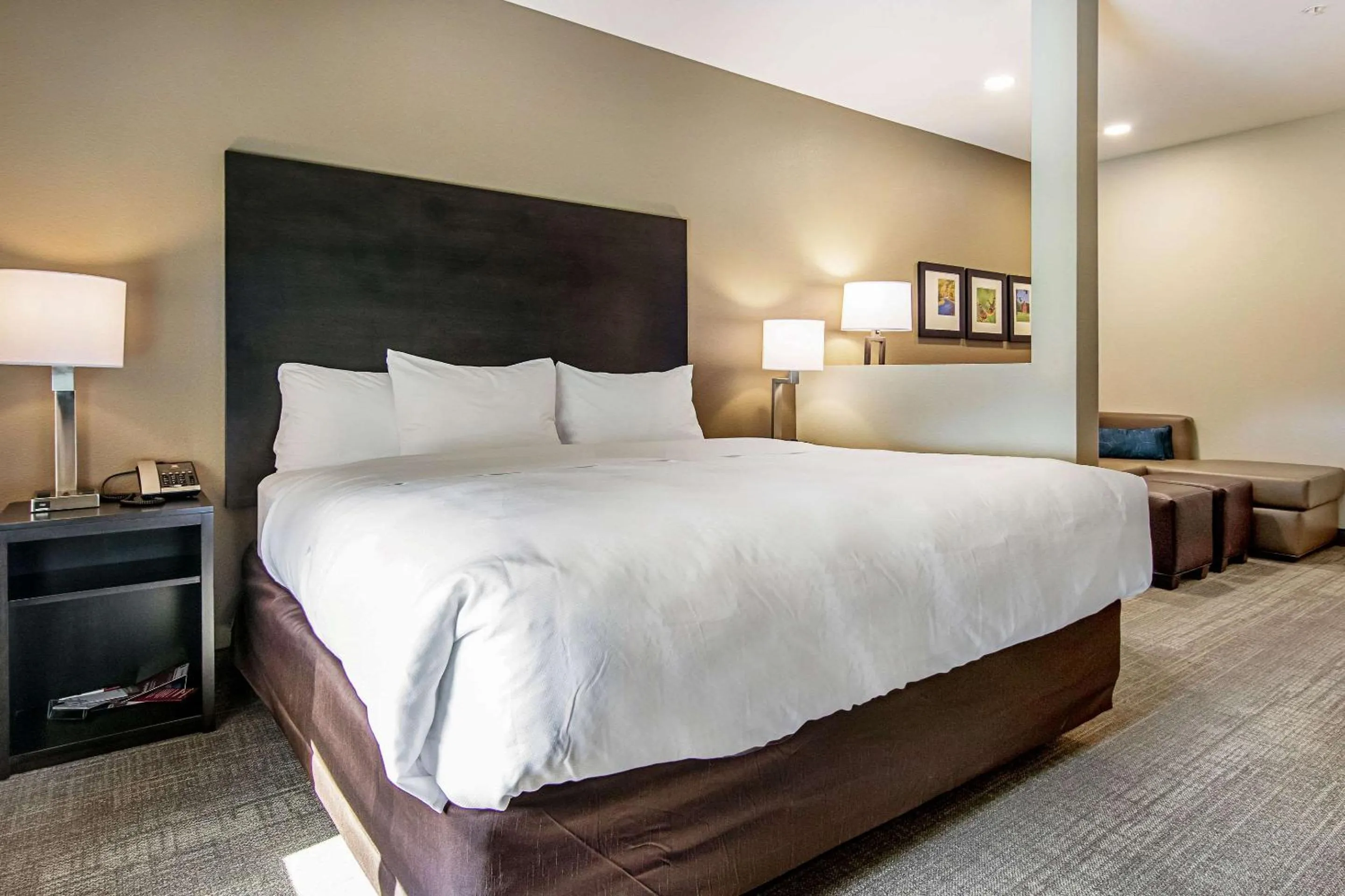 Bedroom, Bed in Comfort Suites Wooster near University Campus