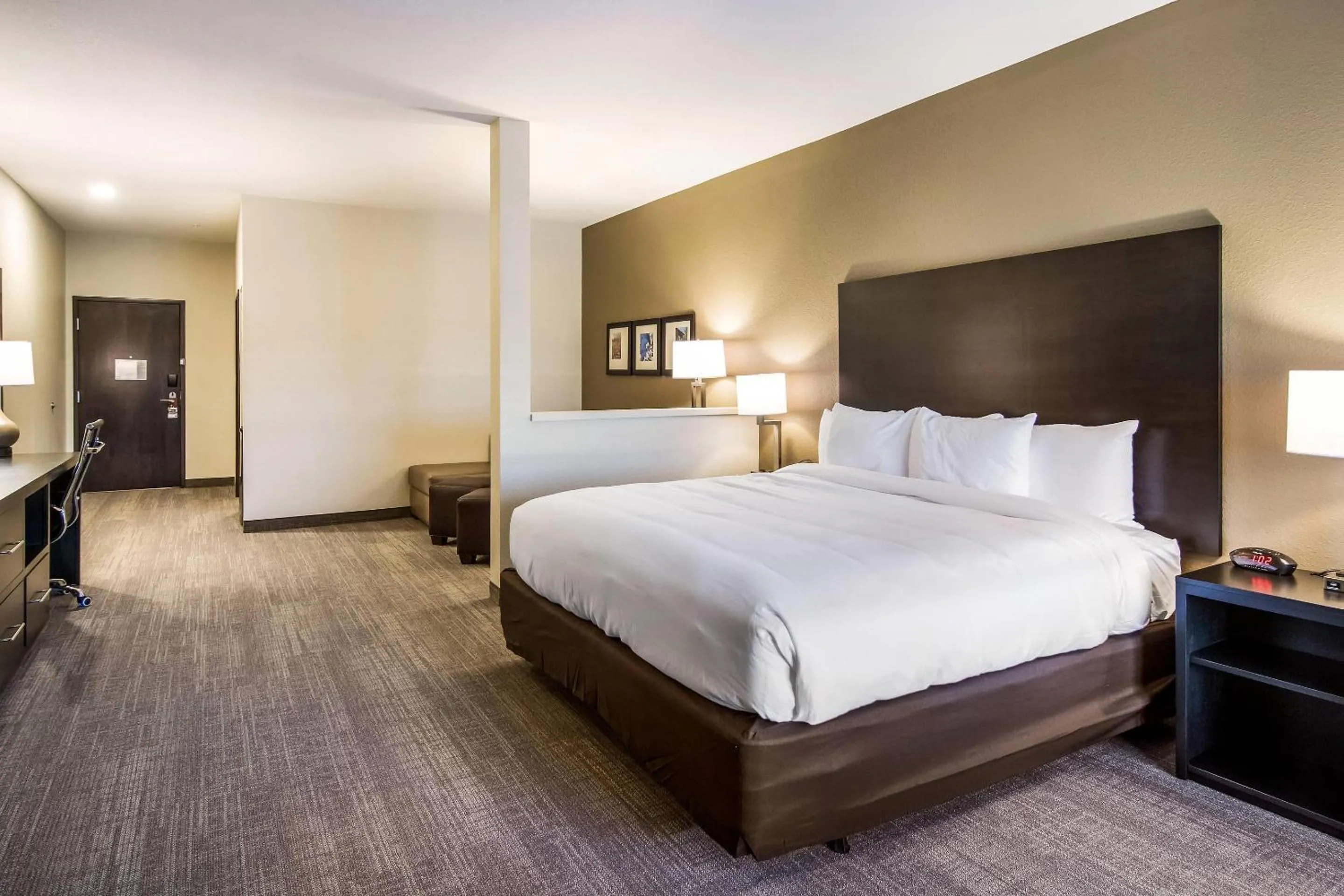 Bedroom, Bed in Comfort Suites Brunswick - Cleveland Southwest