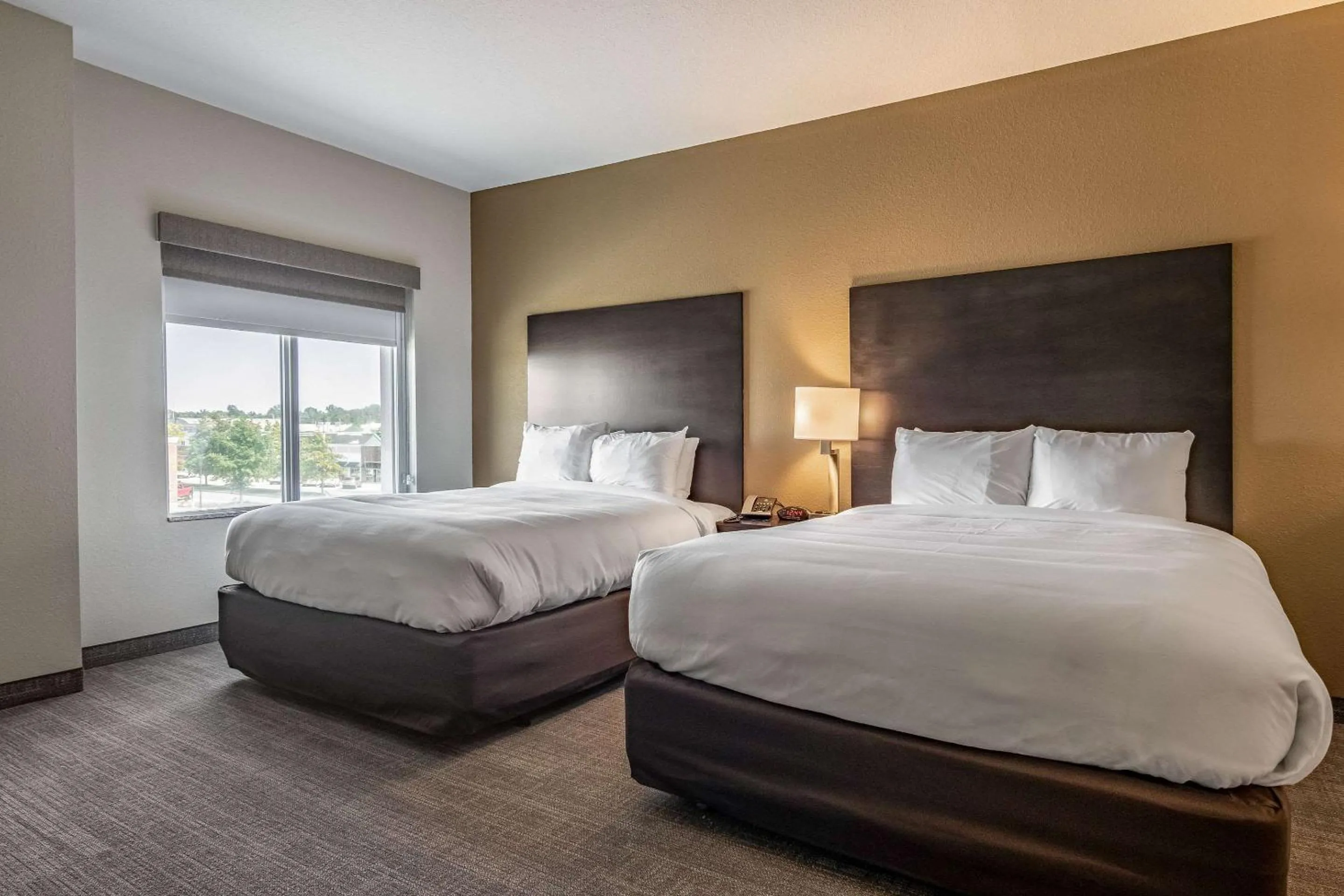 Bedroom, Bed in Comfort Suites Brunswick - Cleveland Southwest