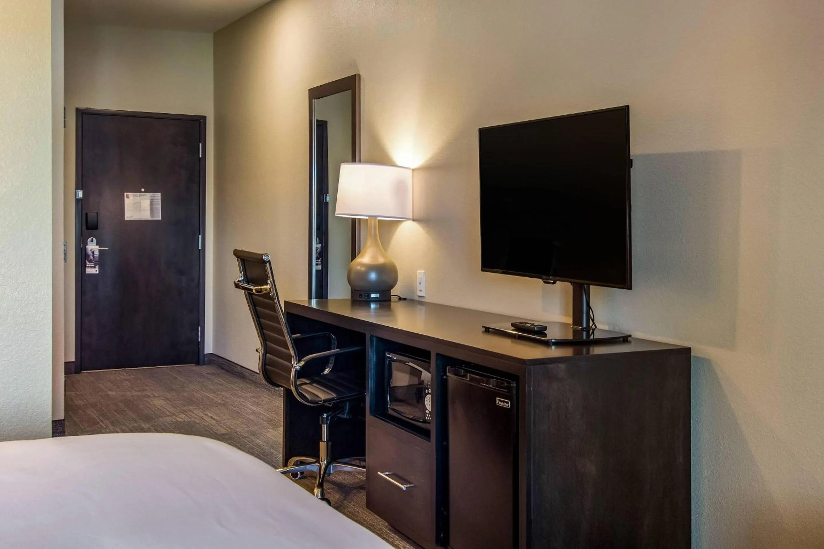 Bedroom, Bed in Comfort Suites Brunswick - Cleveland Southwest