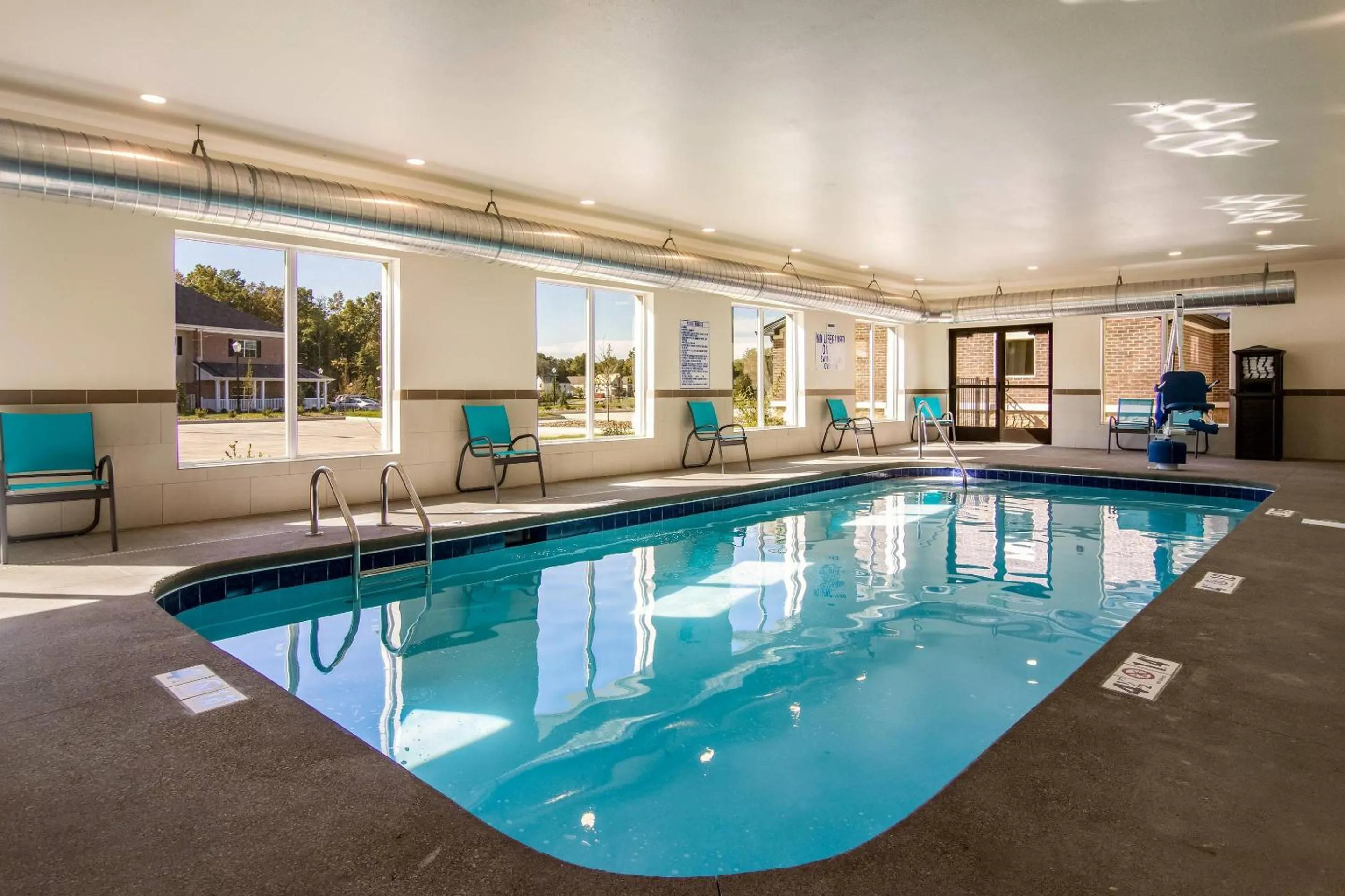 Swimming pool in Comfort Suites Brunswick - Cleveland Southwest