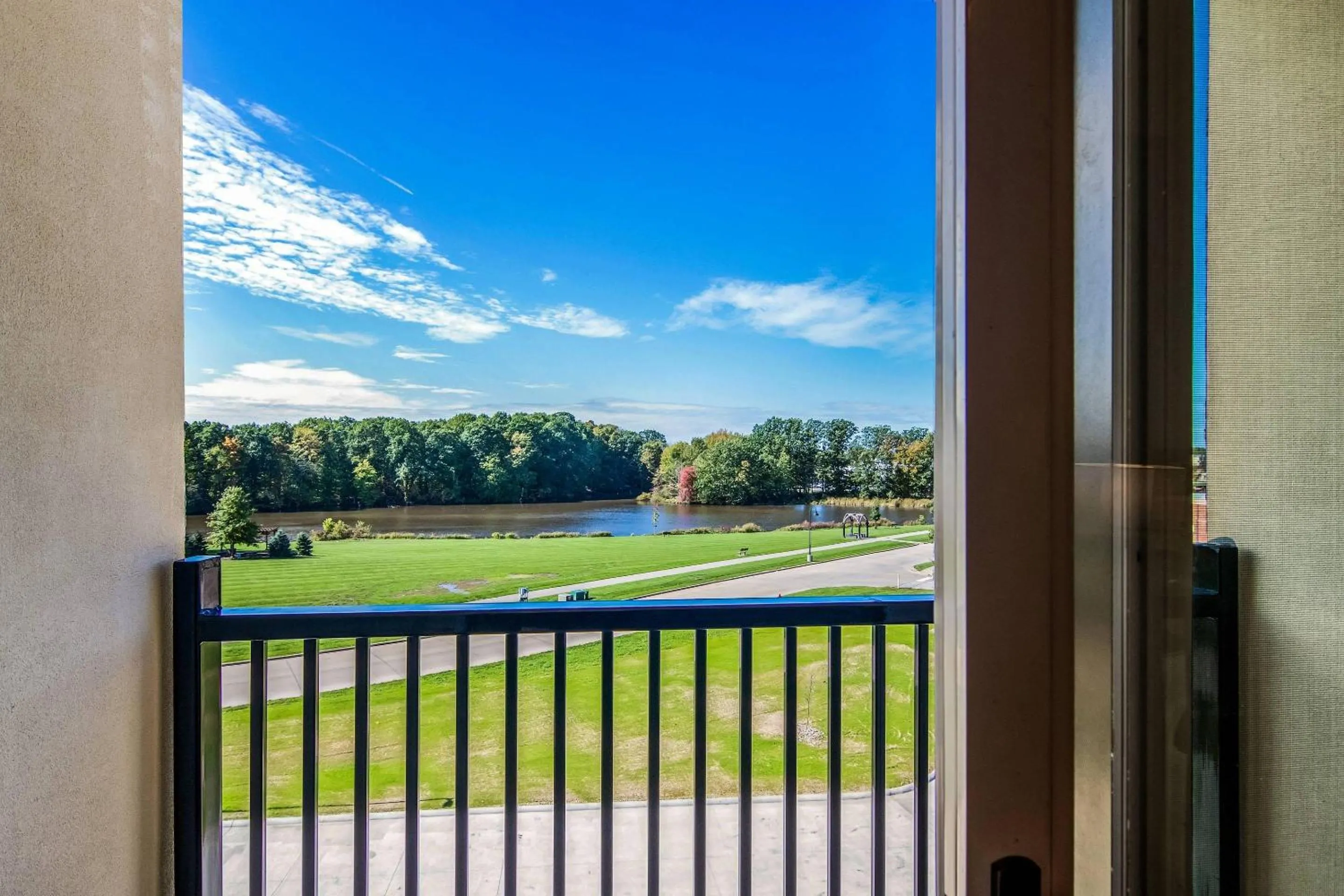 Bedroom in Comfort Suites Brunswick - Cleveland Southwest