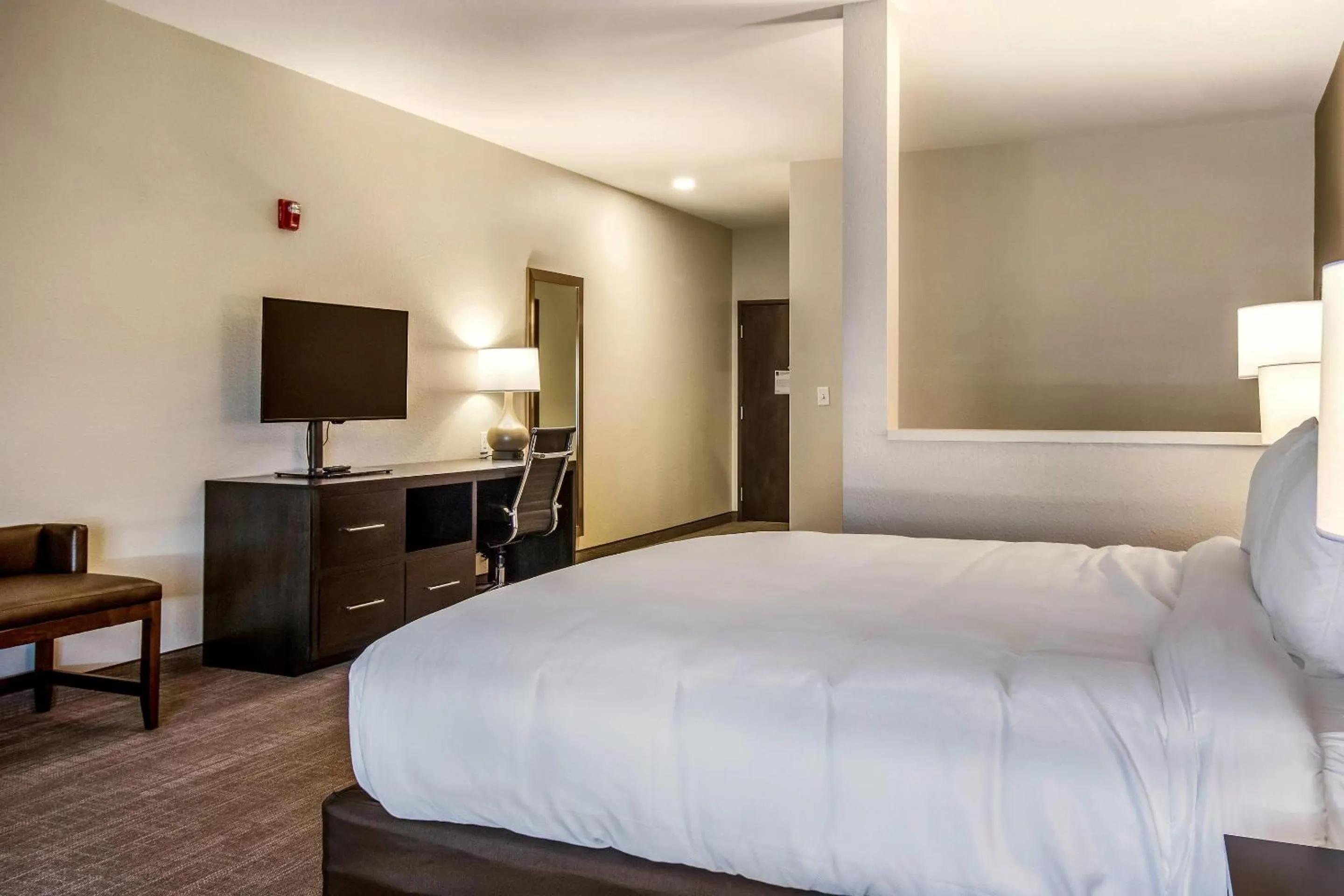 Bedroom, Bed in Comfort Suites Brunswick - Cleveland Southwest