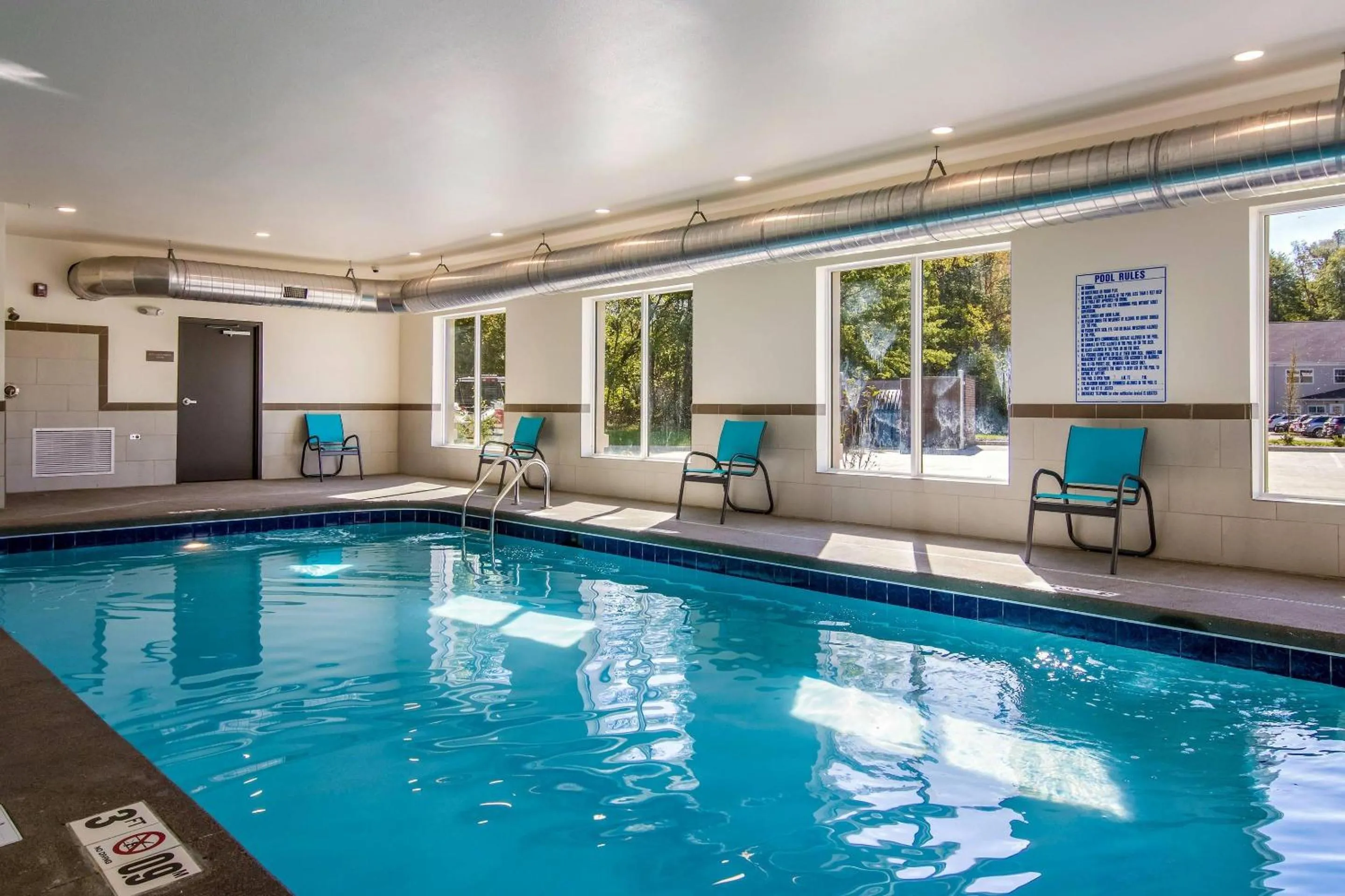 Swimming pool in Comfort Suites Brunswick - Cleveland Southwest