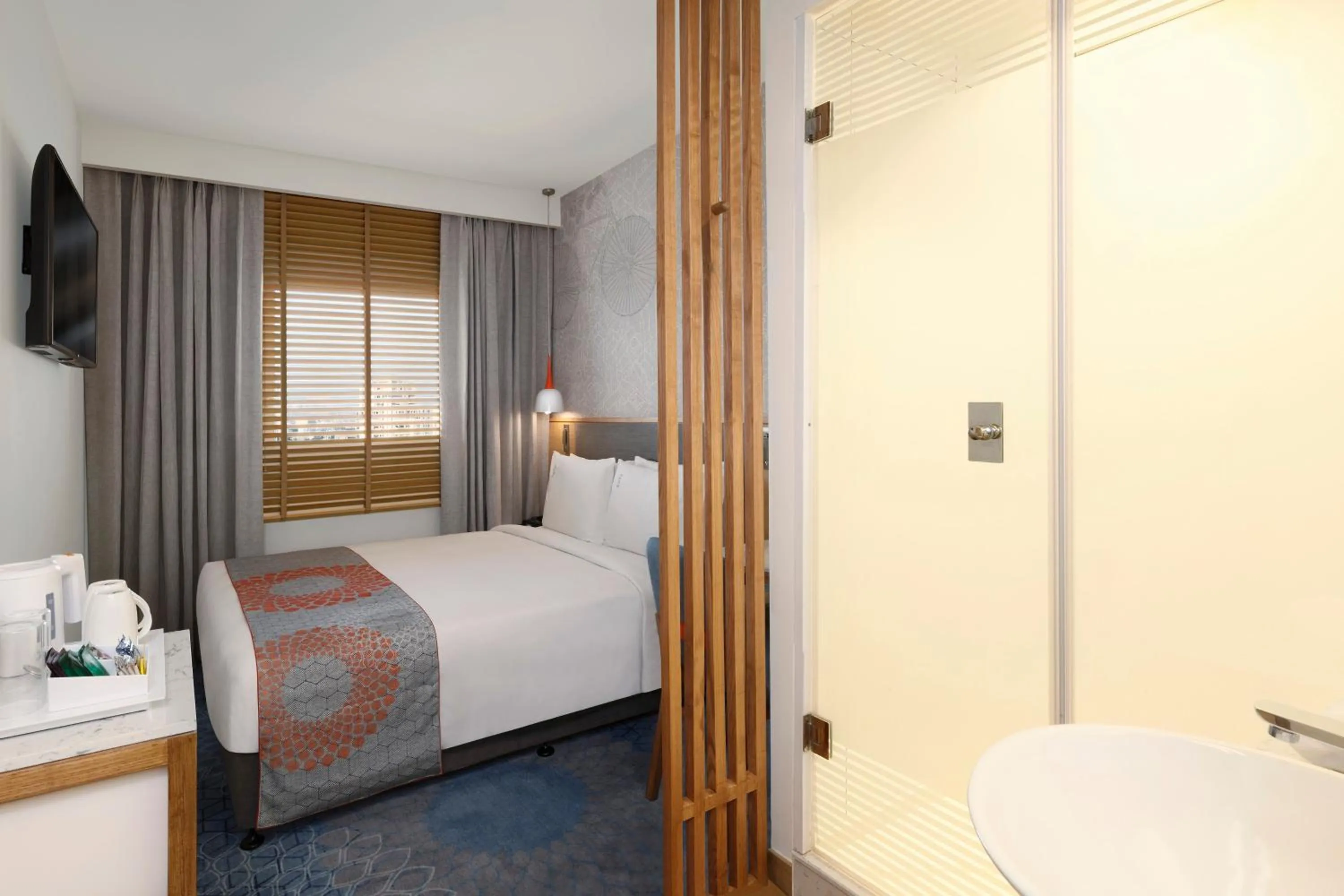 Photo of the whole room, Bed in Holiday Inn Express Bengaluru Yeshwantpur by IHG