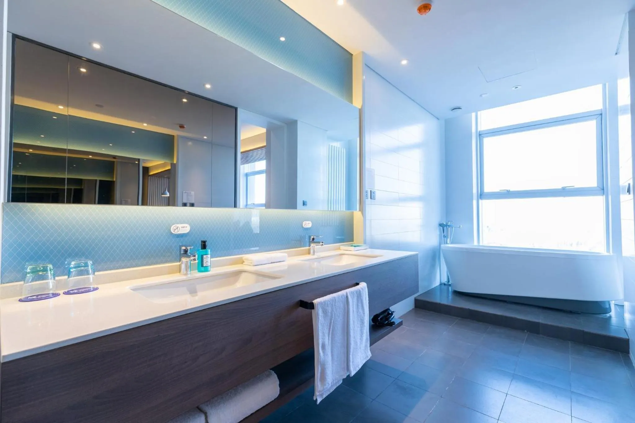 Photo of the whole room, Bed in Holiday Inn Express Harbin Qunli by IHG