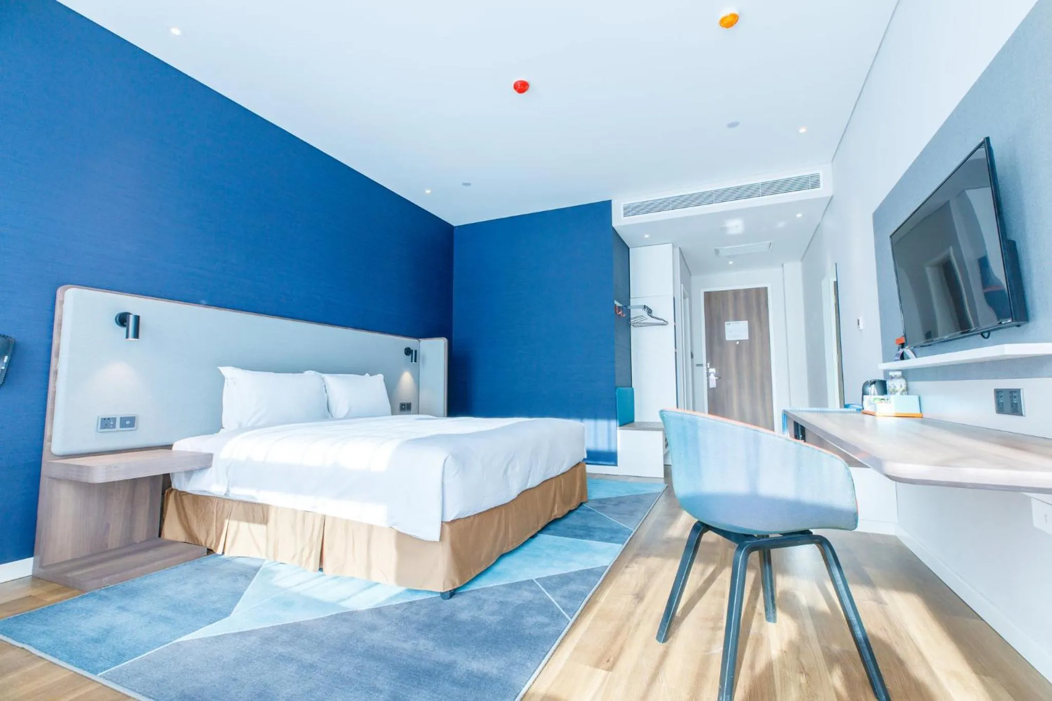 Photo of the whole room, Bed in Holiday Inn Express Harbin Qunli by IHG