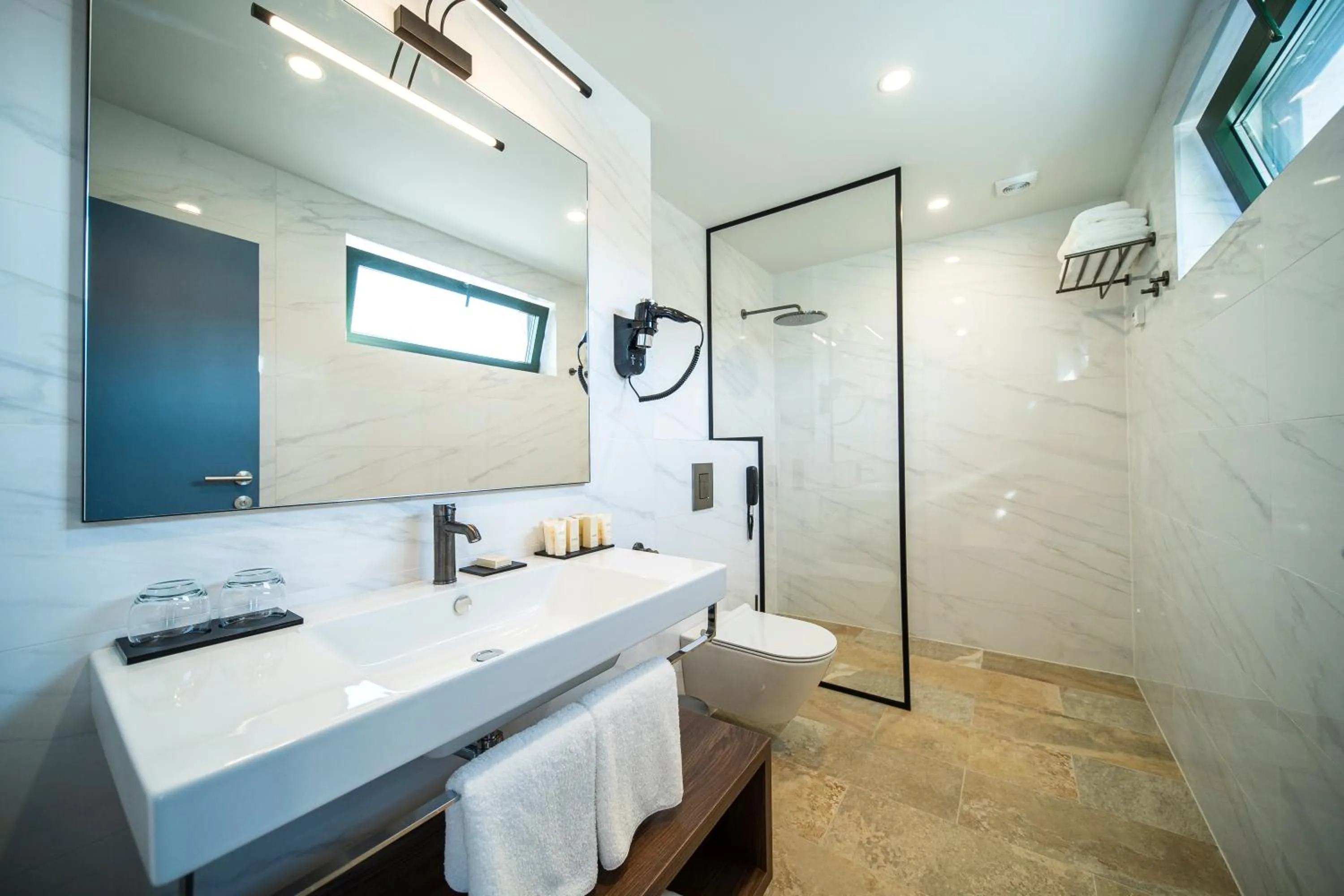 Shower, Bed in HVD Reina del Mar - Premium Spa Service & Free Parking