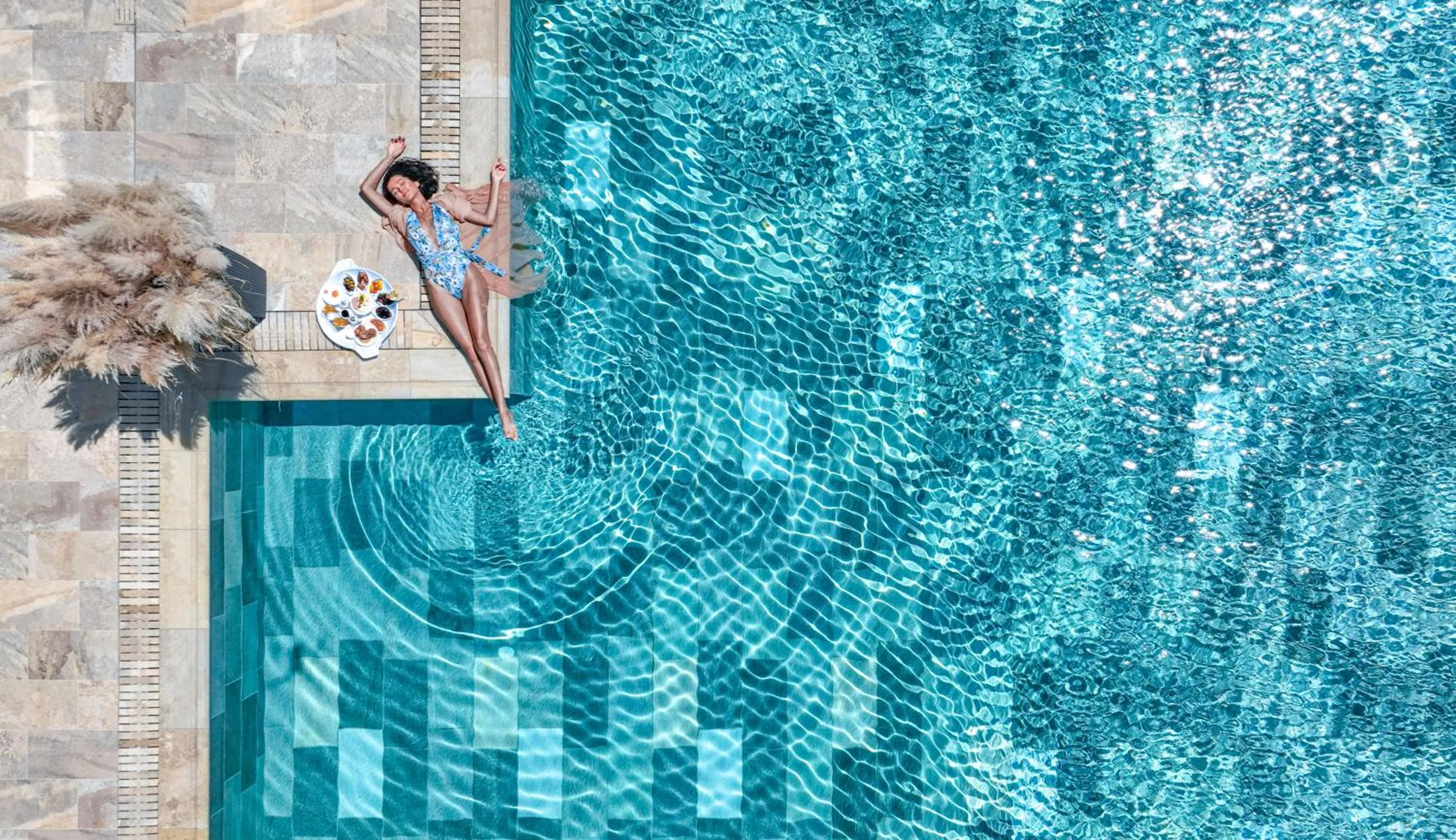 Swimming pool in HVD Reina del Mar - Premium Spa Service & Free Parking