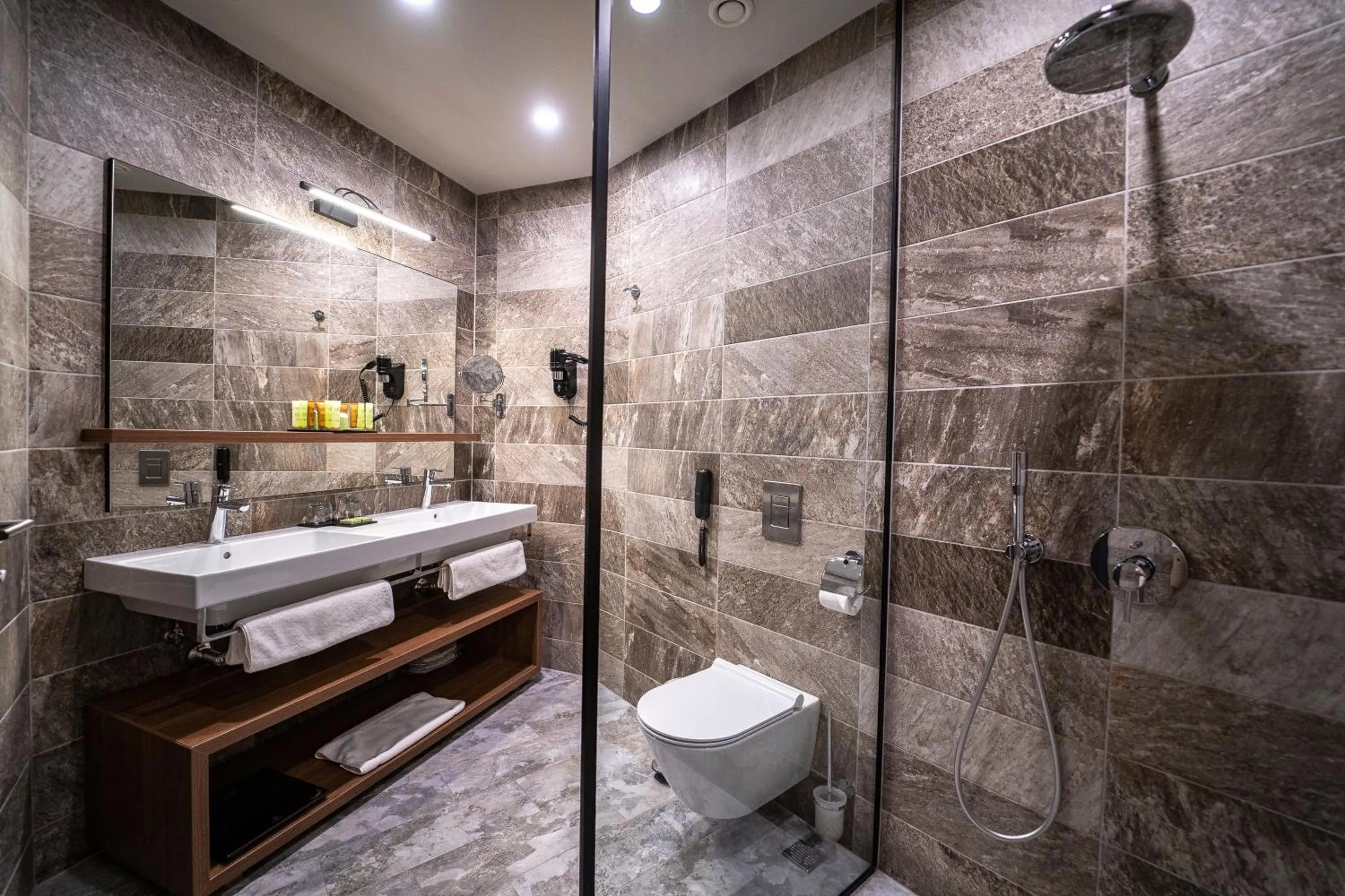 Bathroom in HVD Reina del Mar - Premium Spa Service & Free Parking