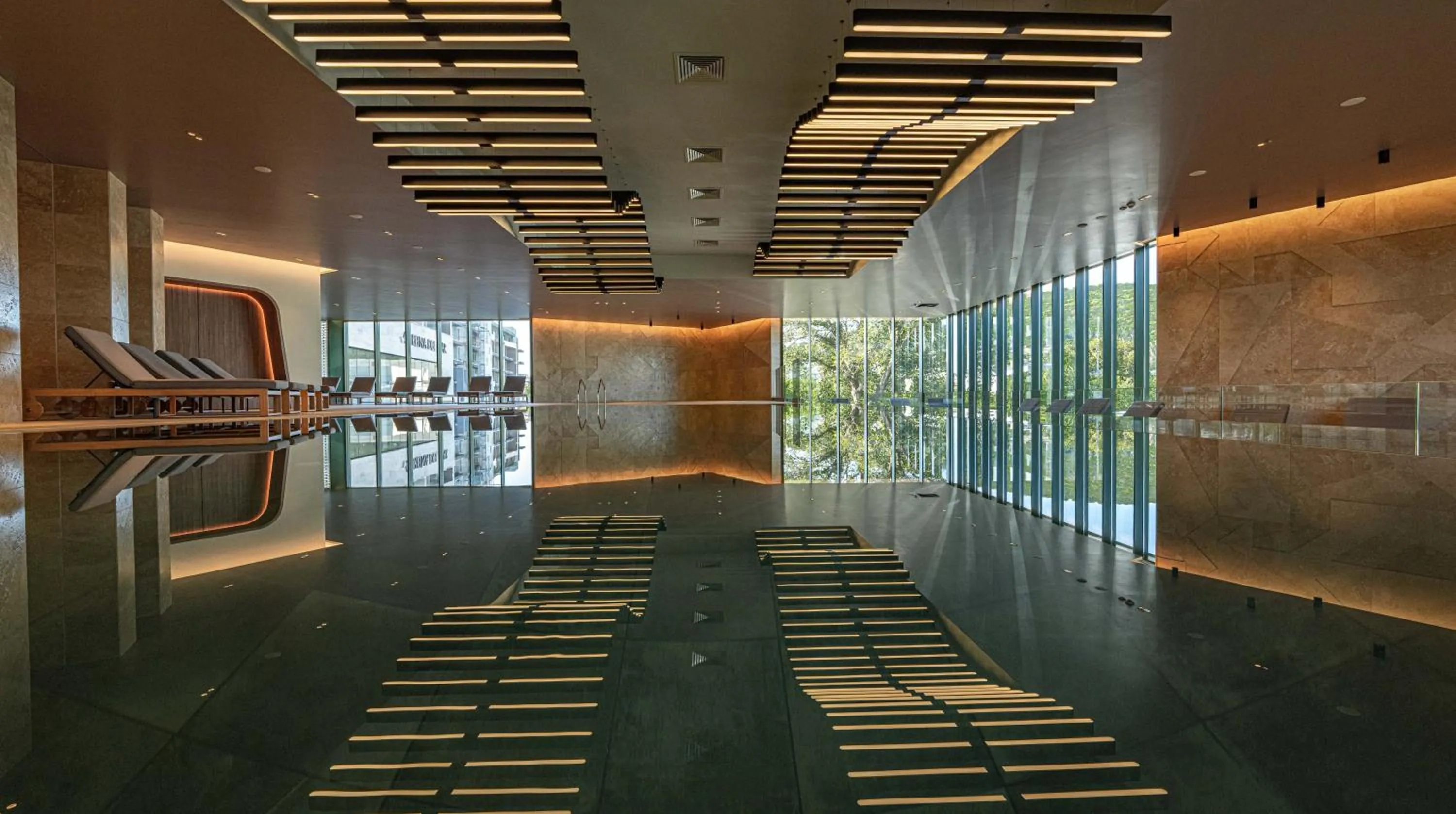 Swimming pool in HVD Reina del Mar - Premium Spa Service & Free Parking