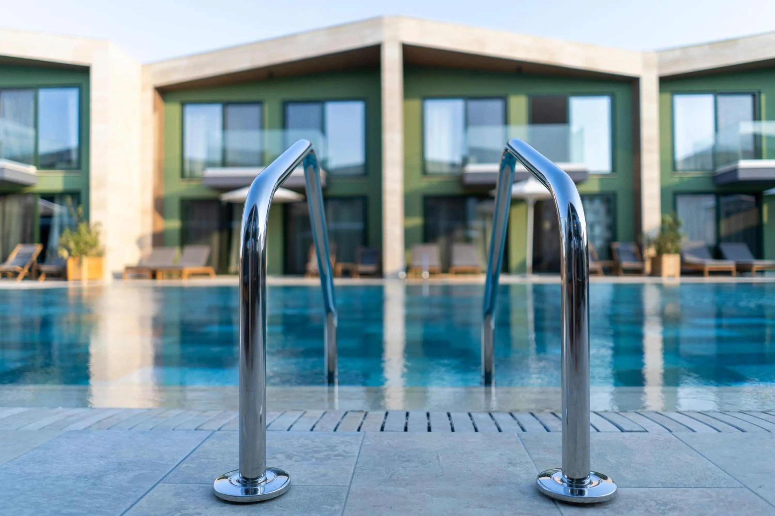 Swimming pool in HVD Reina del Mar - Premium Spa Service & Free Parking