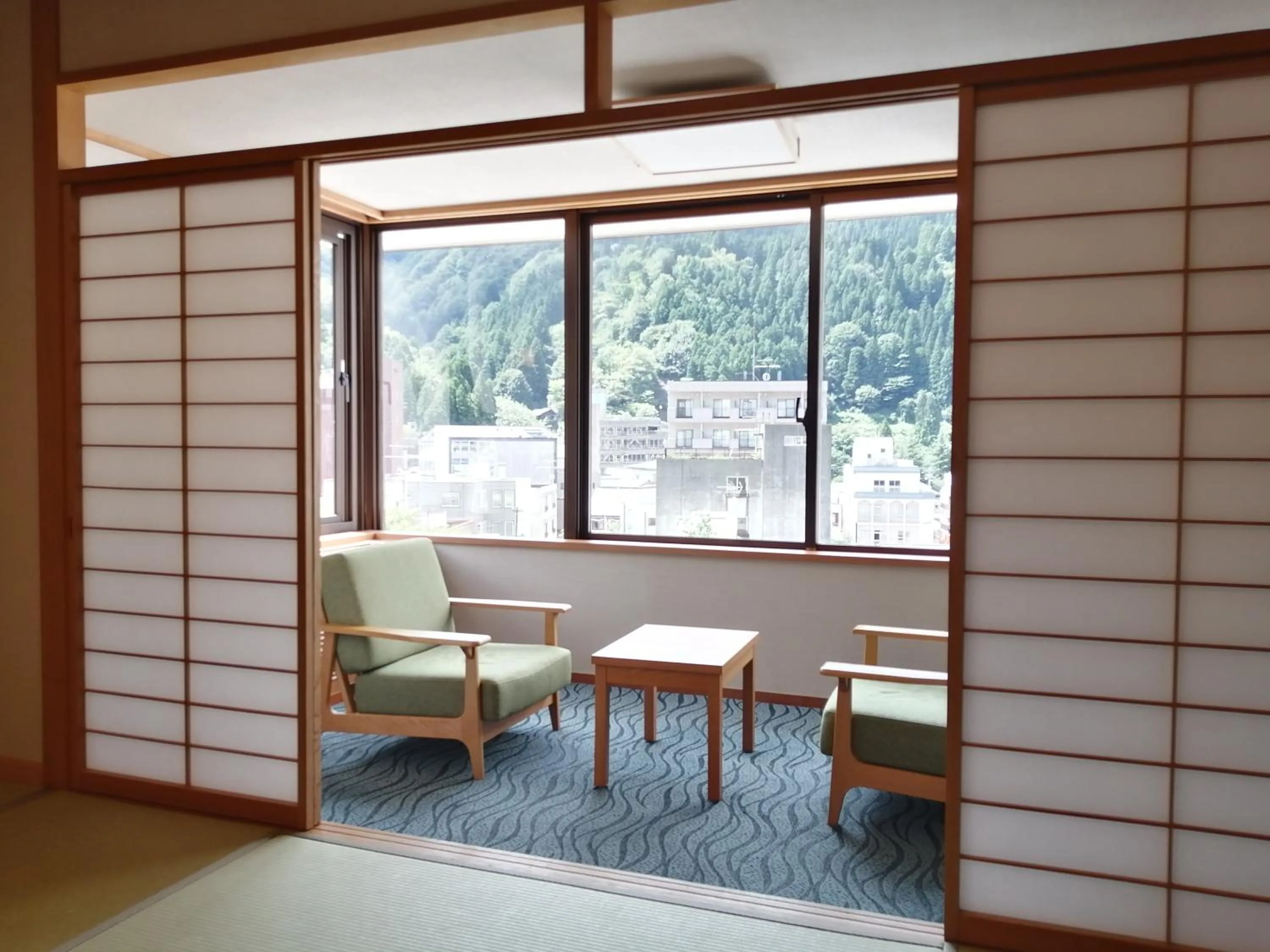 Seating area in Kurobe Unazukionsen Yamanoha