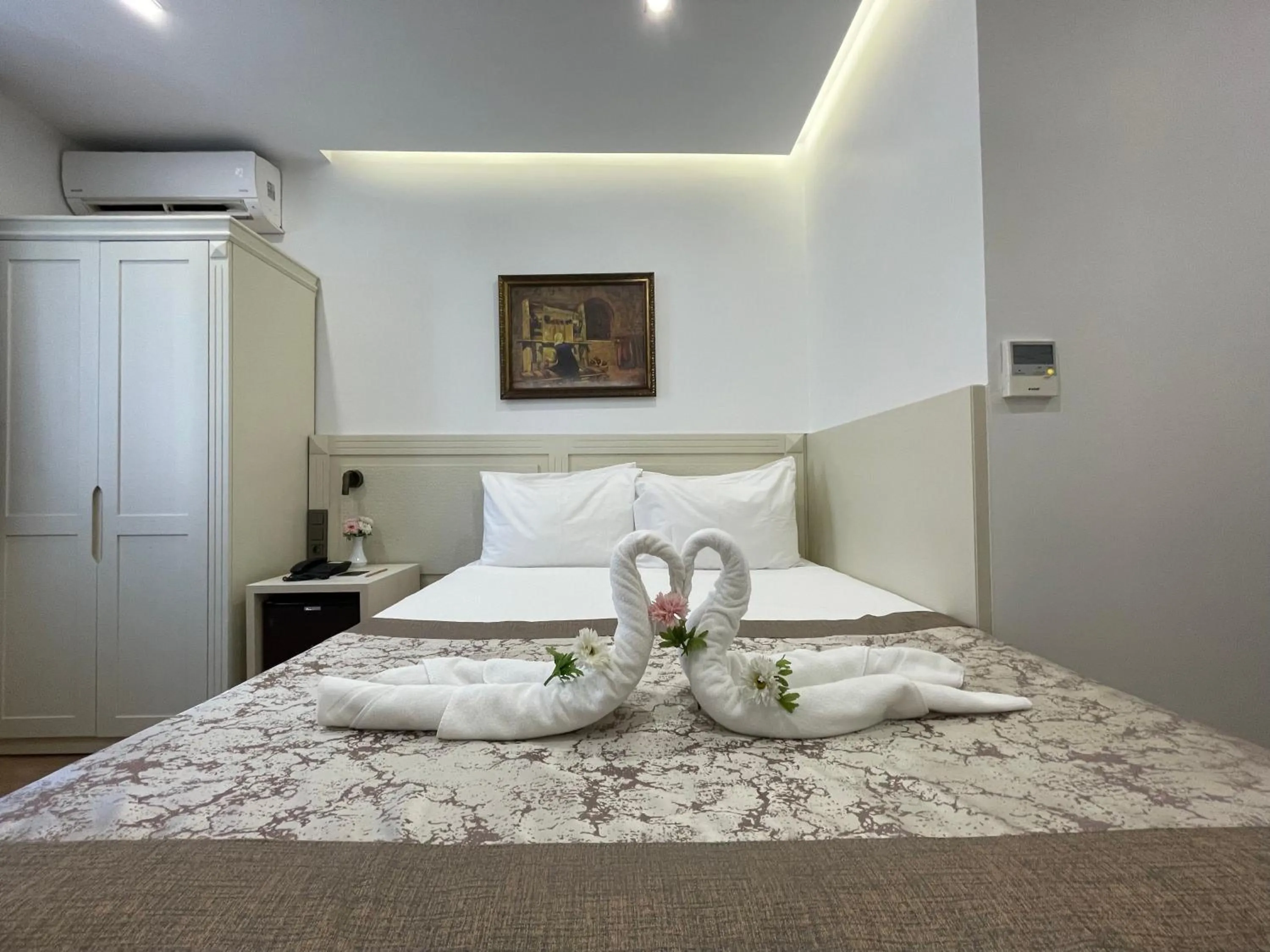 Drinks, Bed in Gul Hotel