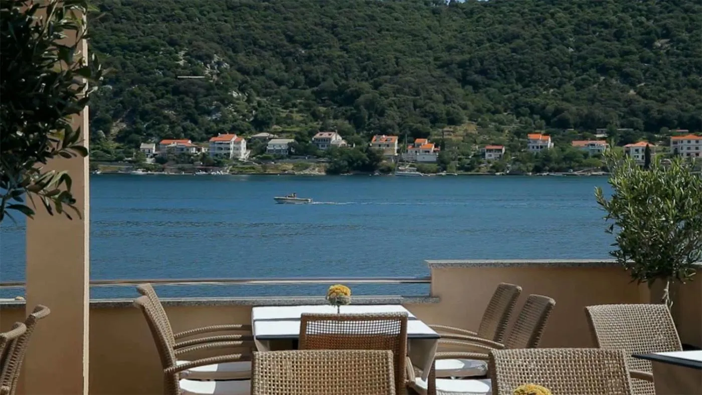 Restaurant/places to eat in Villa Royal