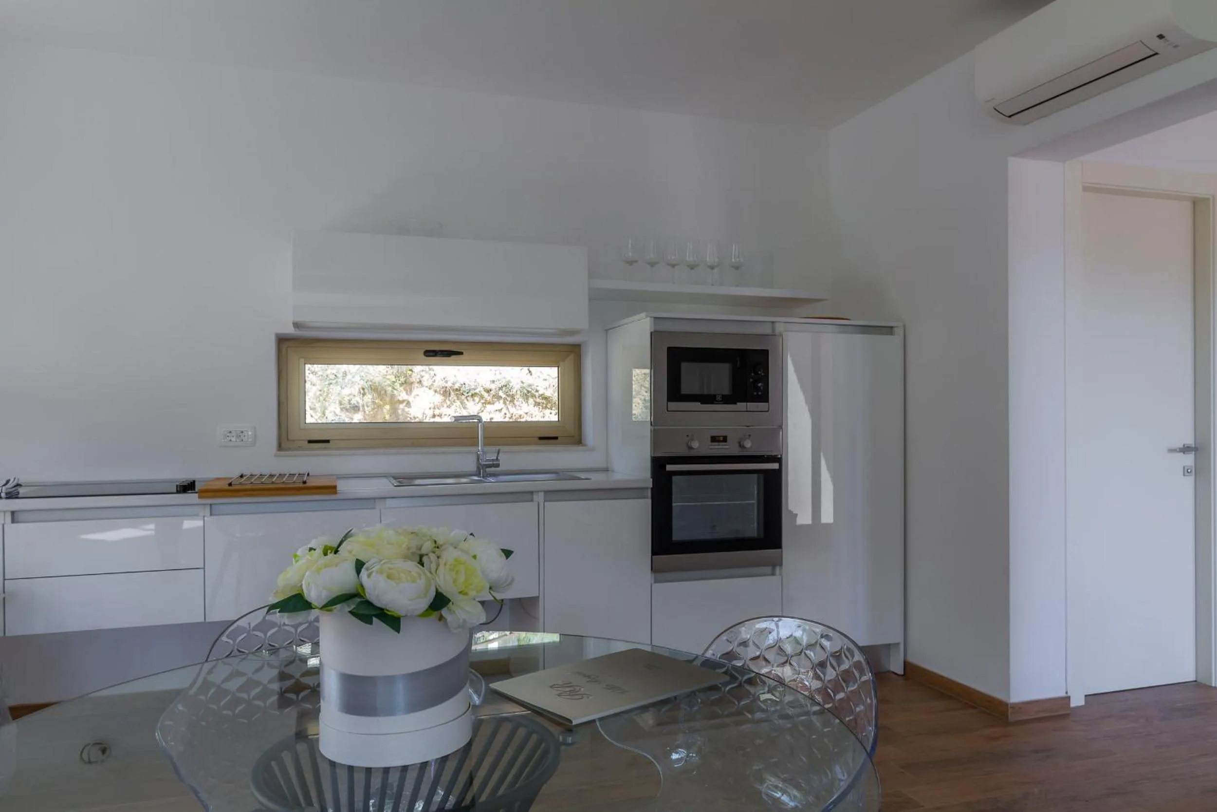 Kitchen or kitchenette in Villa Royal