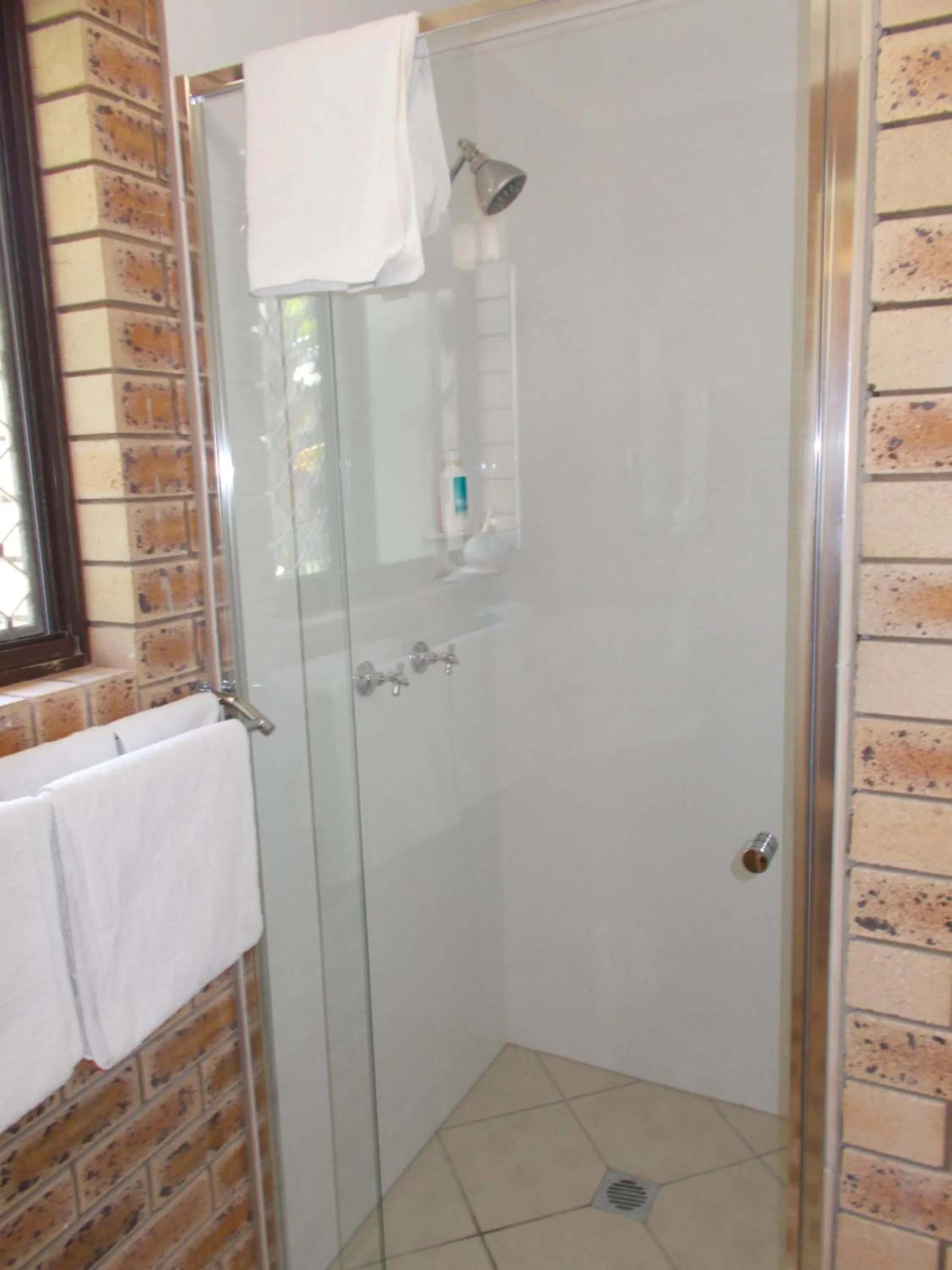 Shower in Sunshine Coast Airport Motel