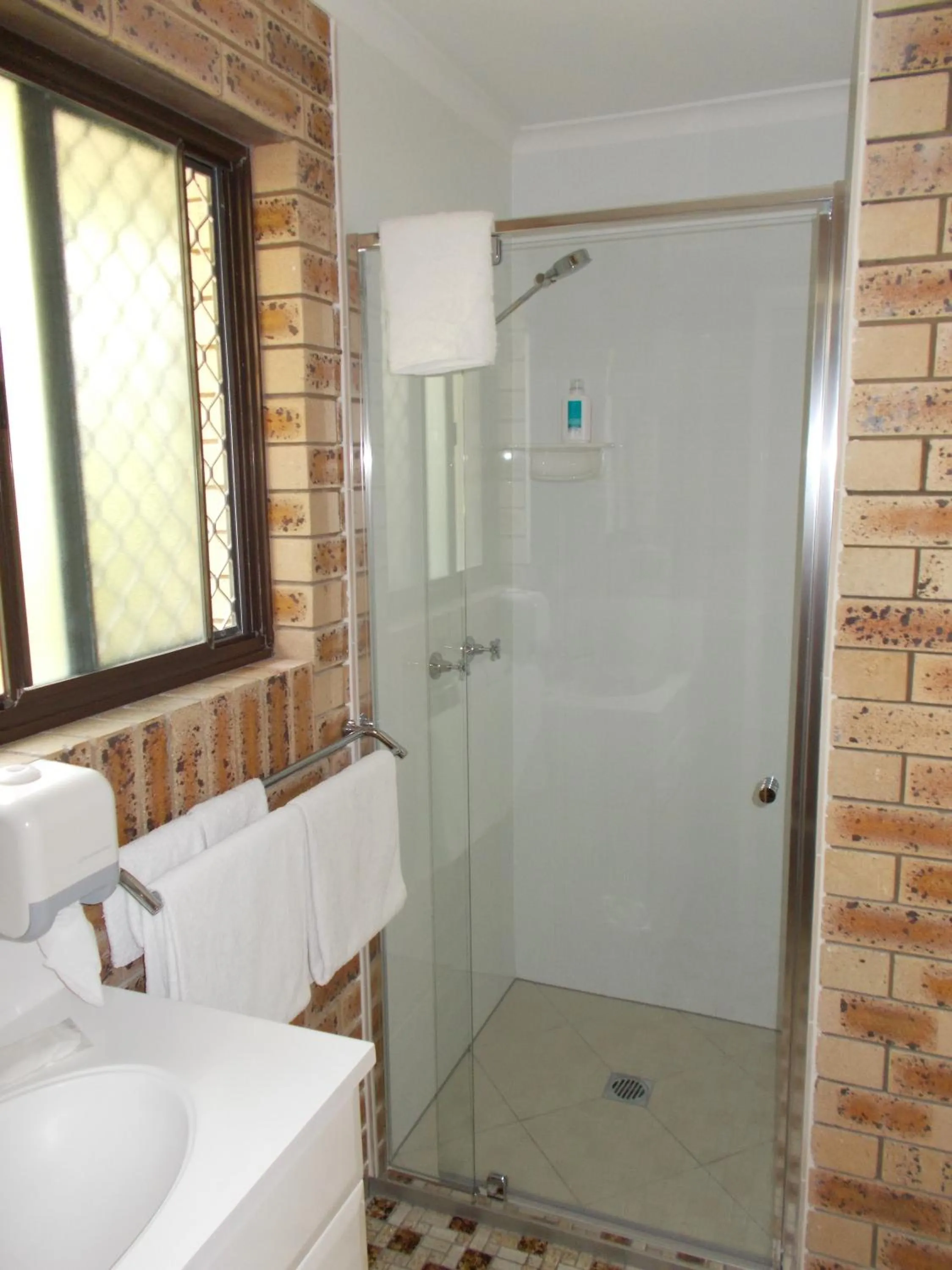 Shower in Sunshine Coast Airport Motel