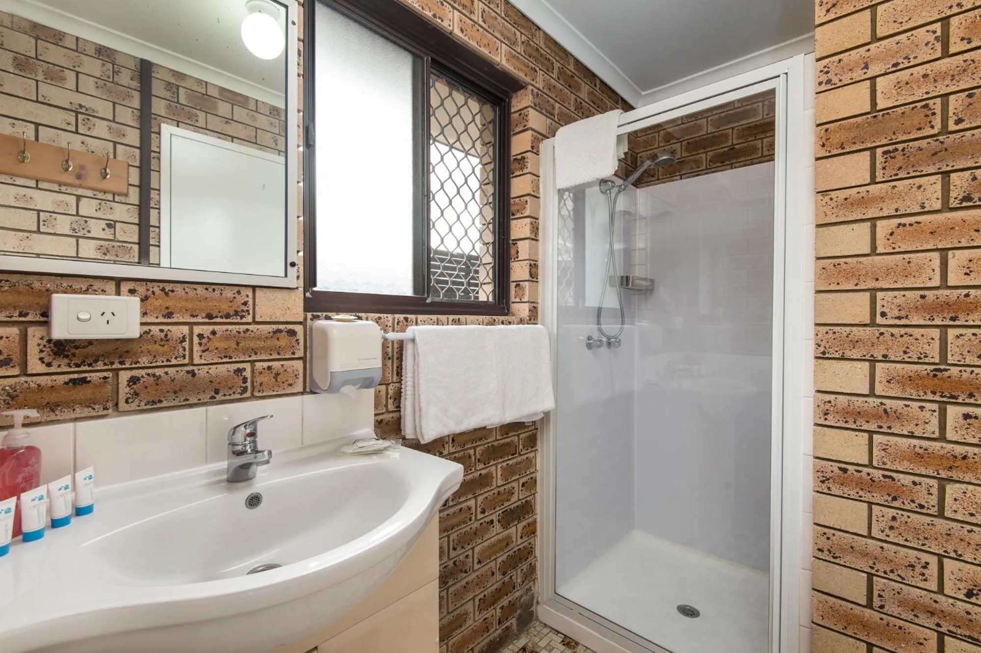 Shower in Sunshine Coast Airport Motel