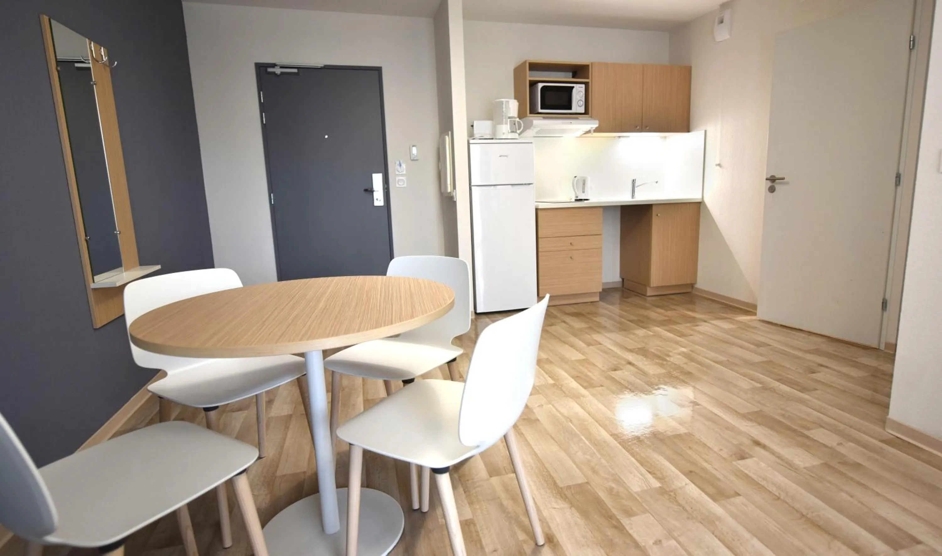 Dining area, Kitchen/Kitchenette in Residence Azureva Roquebrune Cap Martin