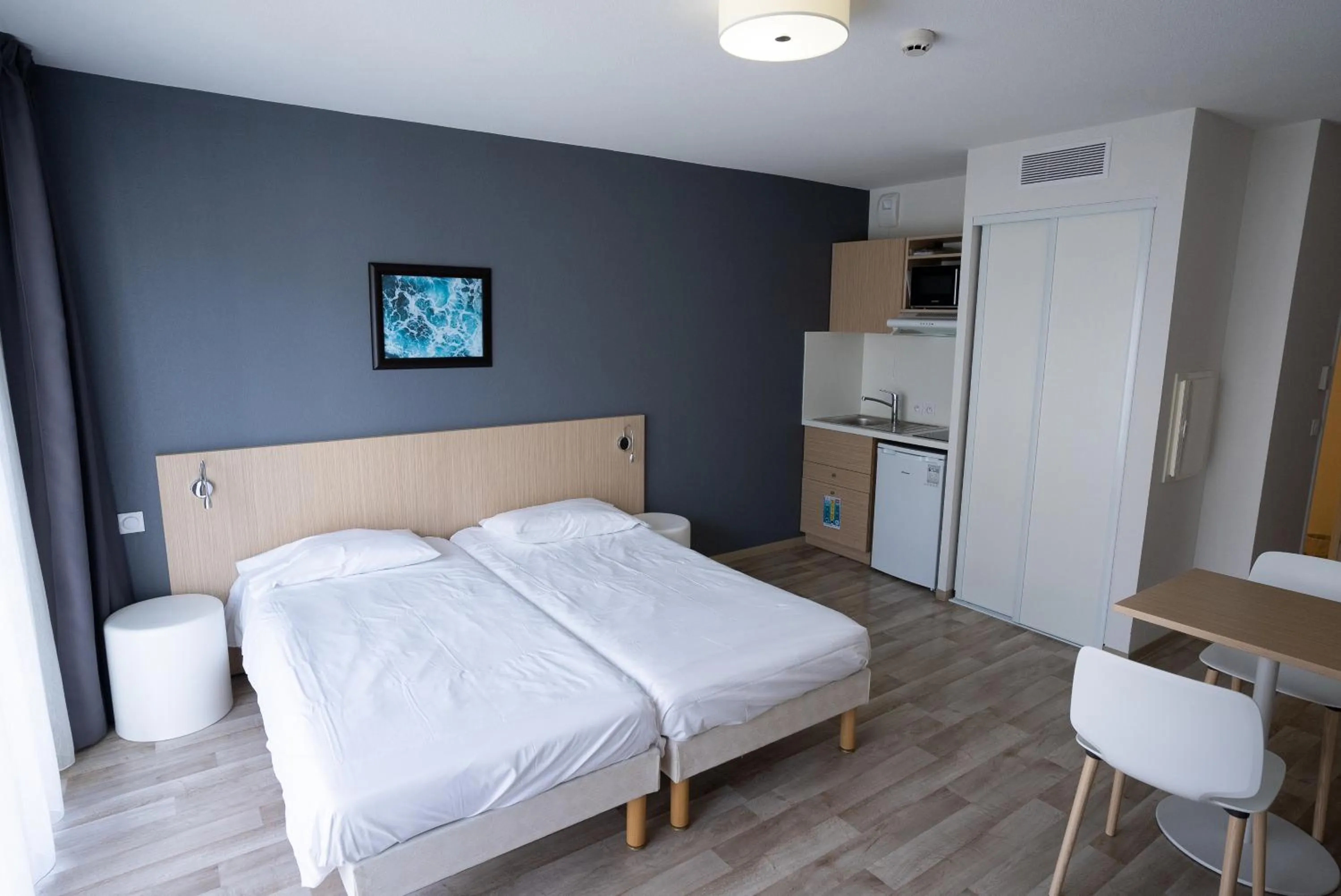 Kitchen or kitchenette, Bed in Résidence Vacances - Azureva Roquebrune-Cap-Martin