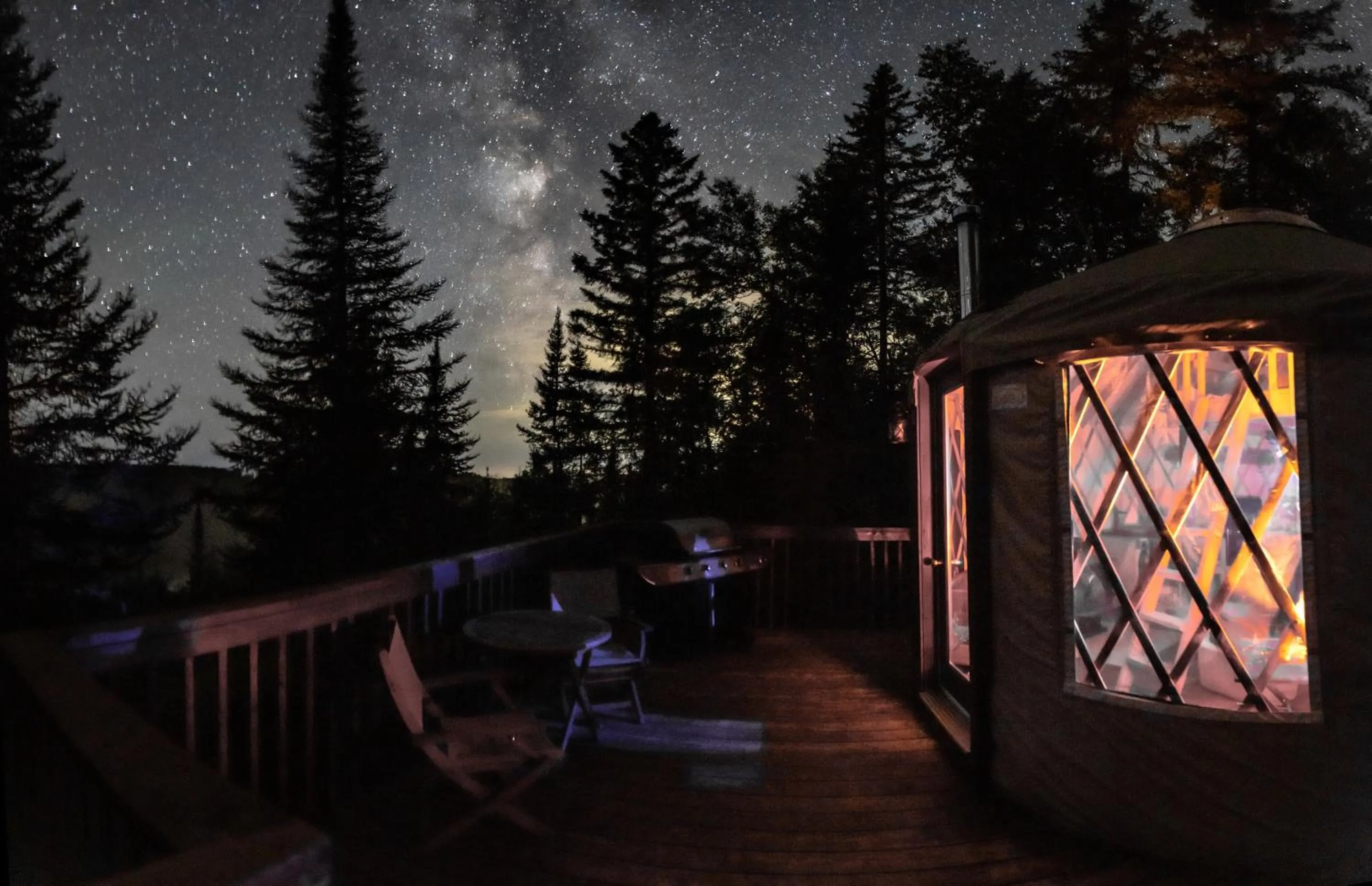 Night in Les Racines du p'tit Isidore