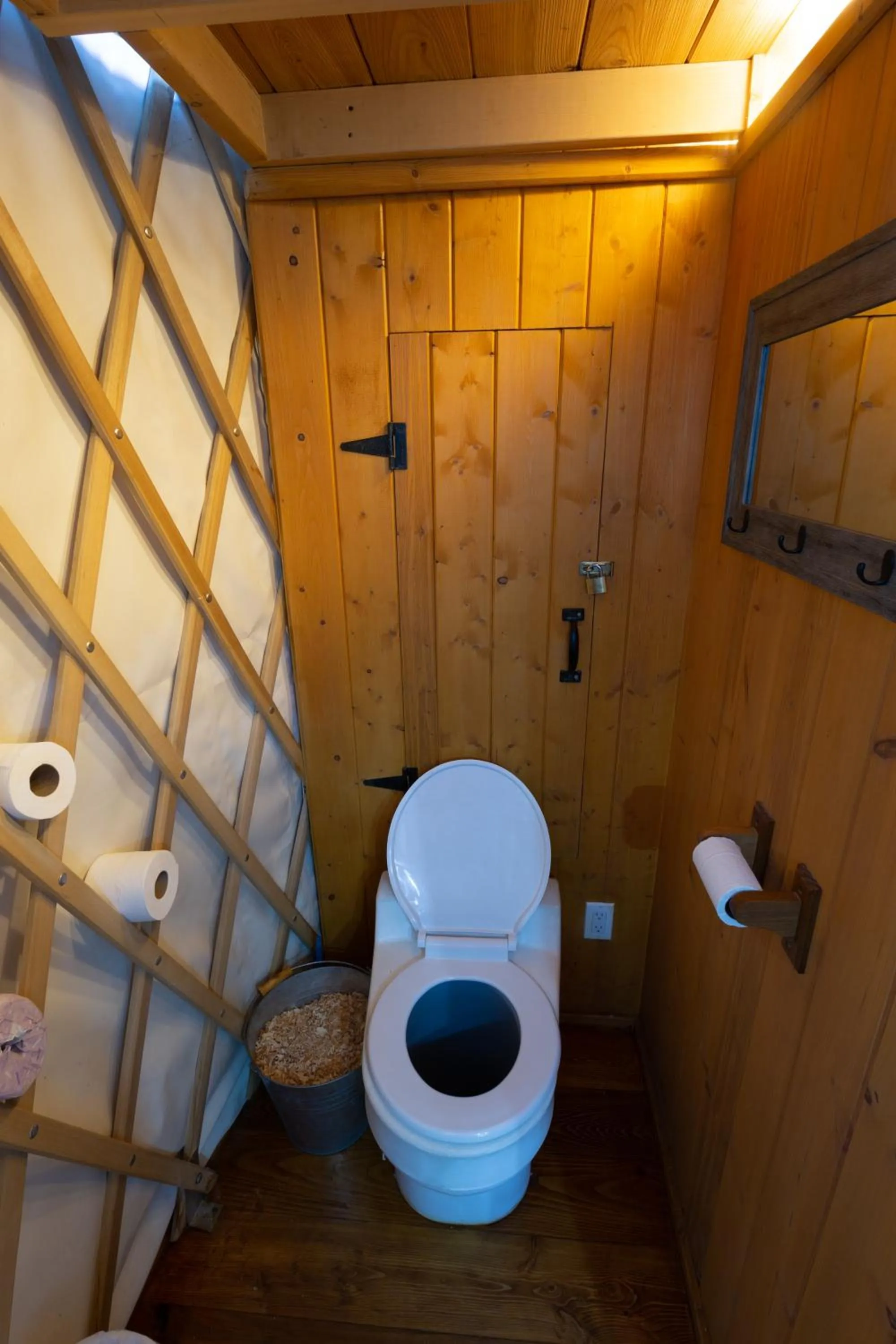 Toilet in Les Racines du p'tit Isidore