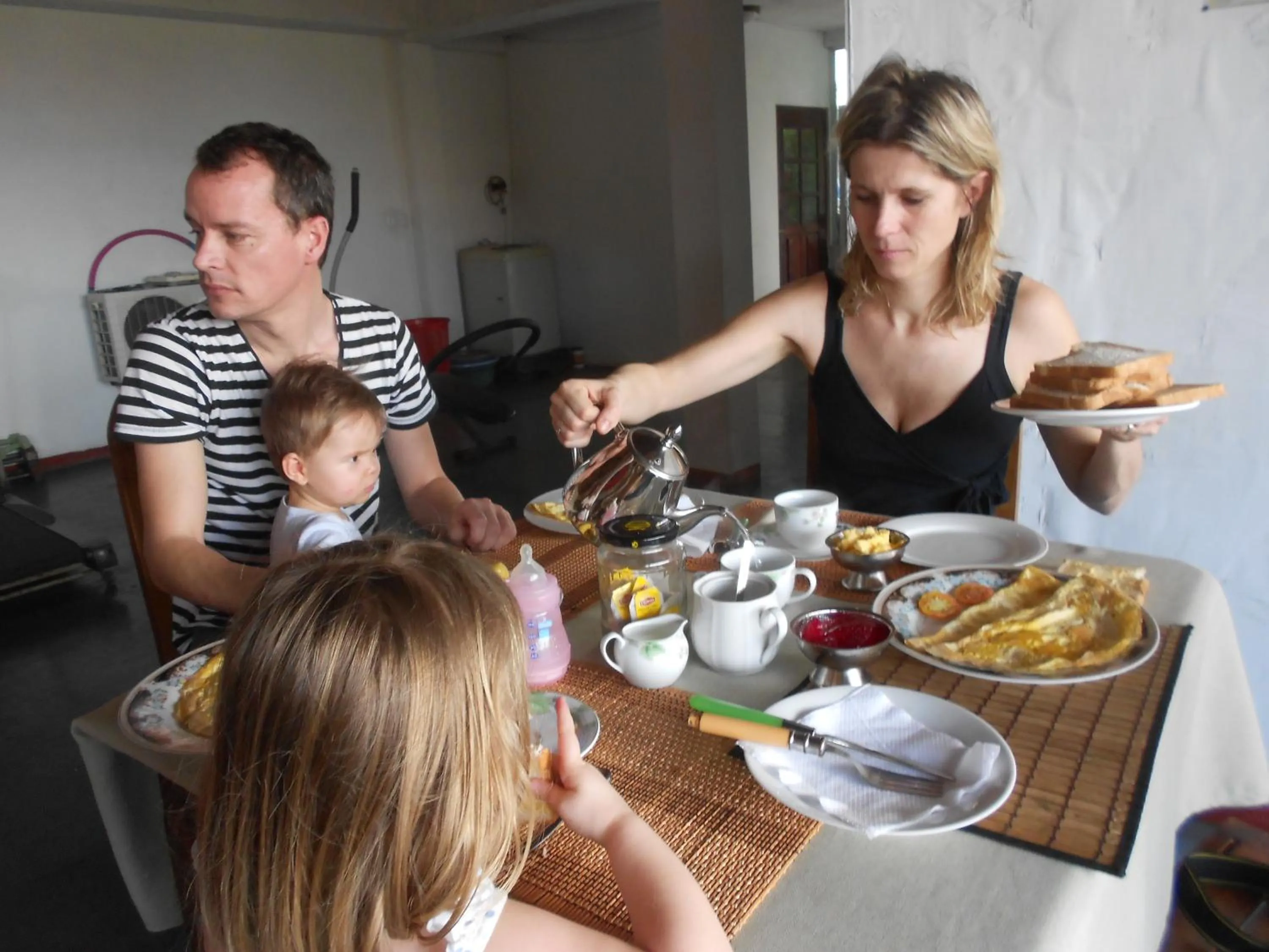 Restaurant/places to eat in Shanith Guesthouse Negombo , beach road