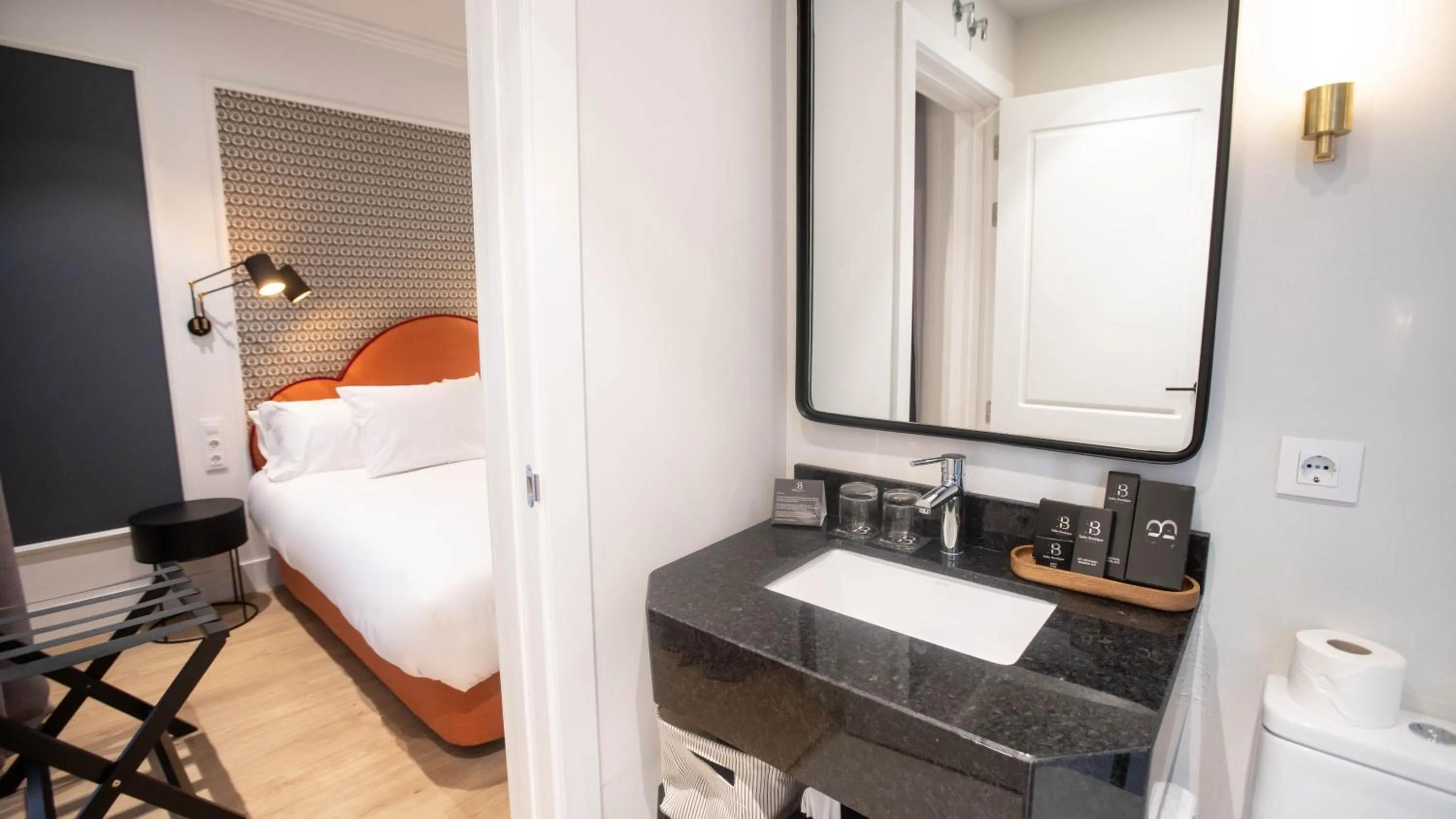 Photo of the whole room, Bed in Soho Boutique Opera