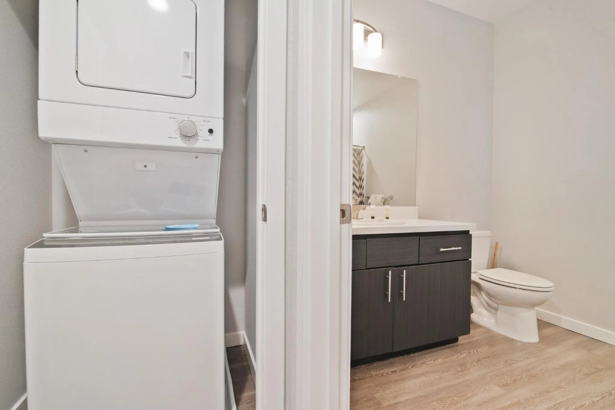 Bathroom in Bluebird Suites in Menlo Park
