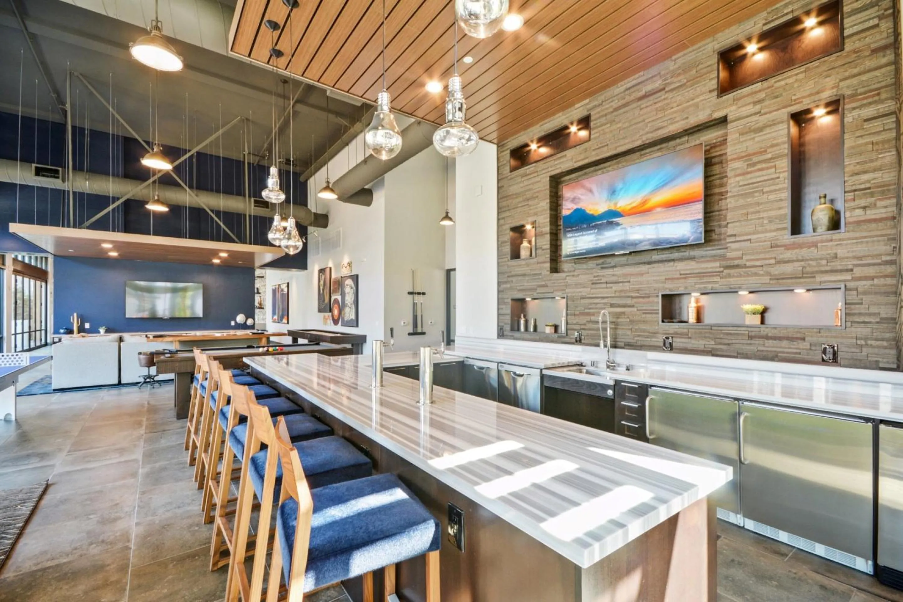 Communal kitchen in Bluebird Suites in Menlo Park