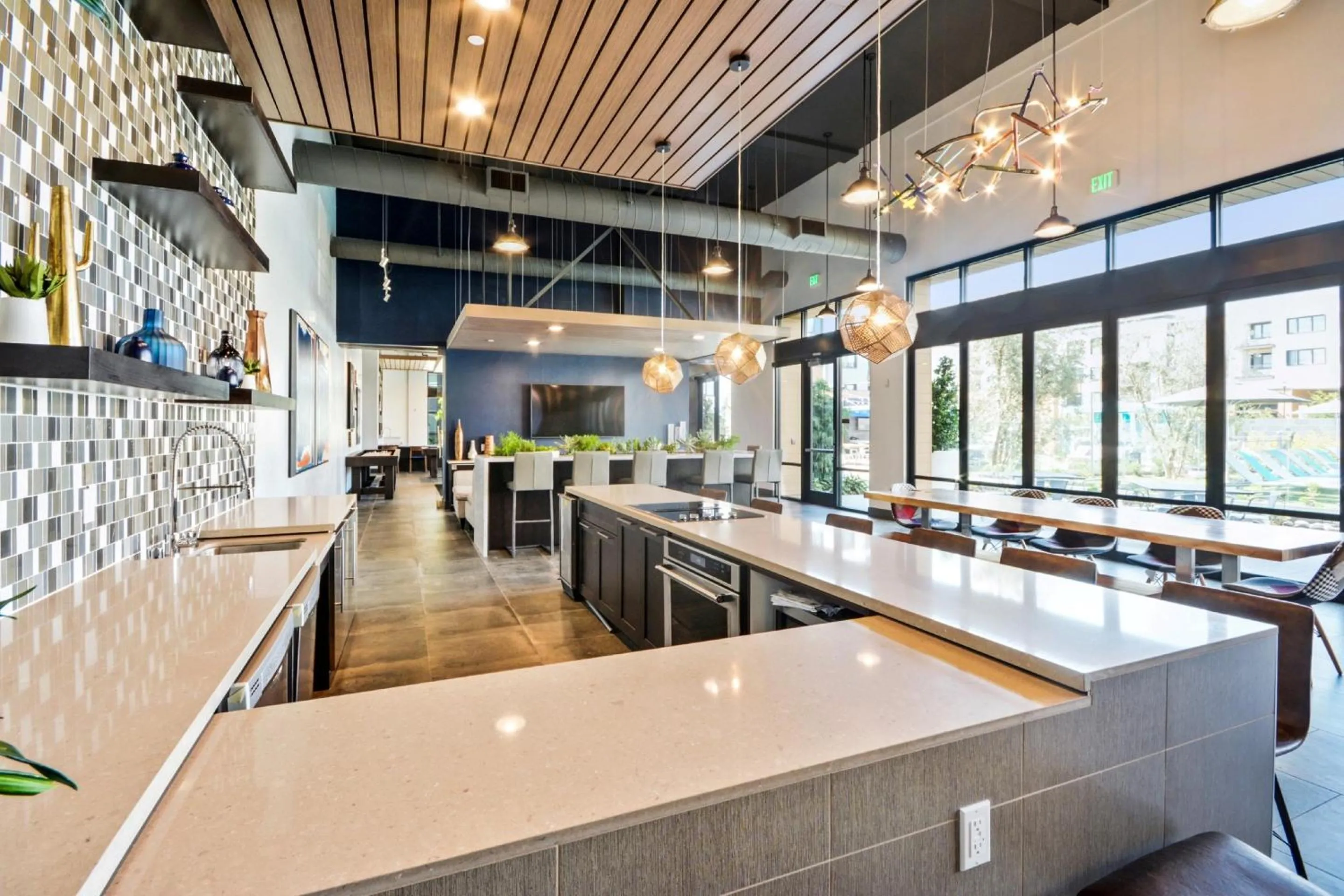 Communal kitchen in Bluebird Suites in Menlo Park