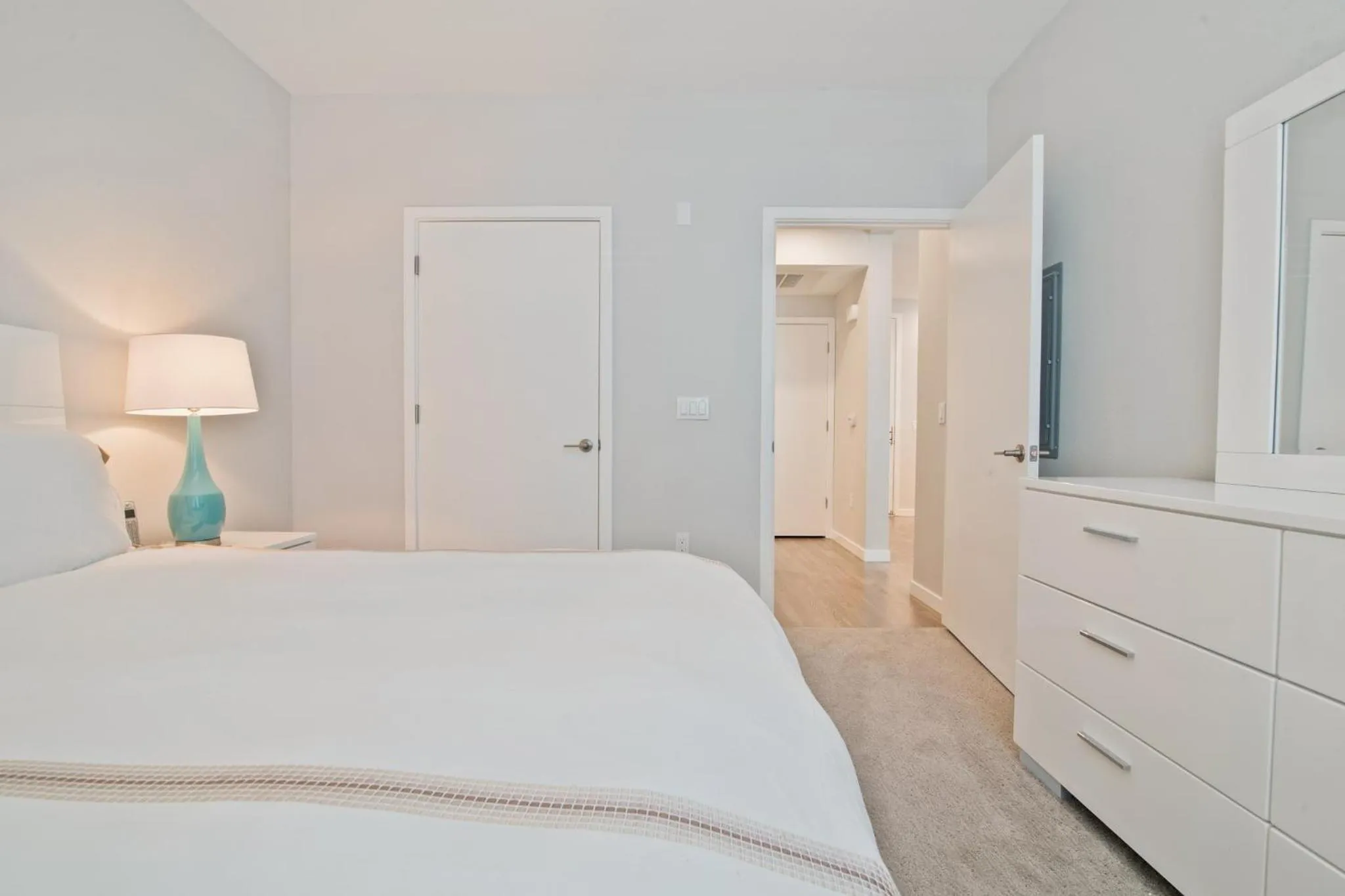 Bedroom, Bed in Bluebird Suites in Menlo Park