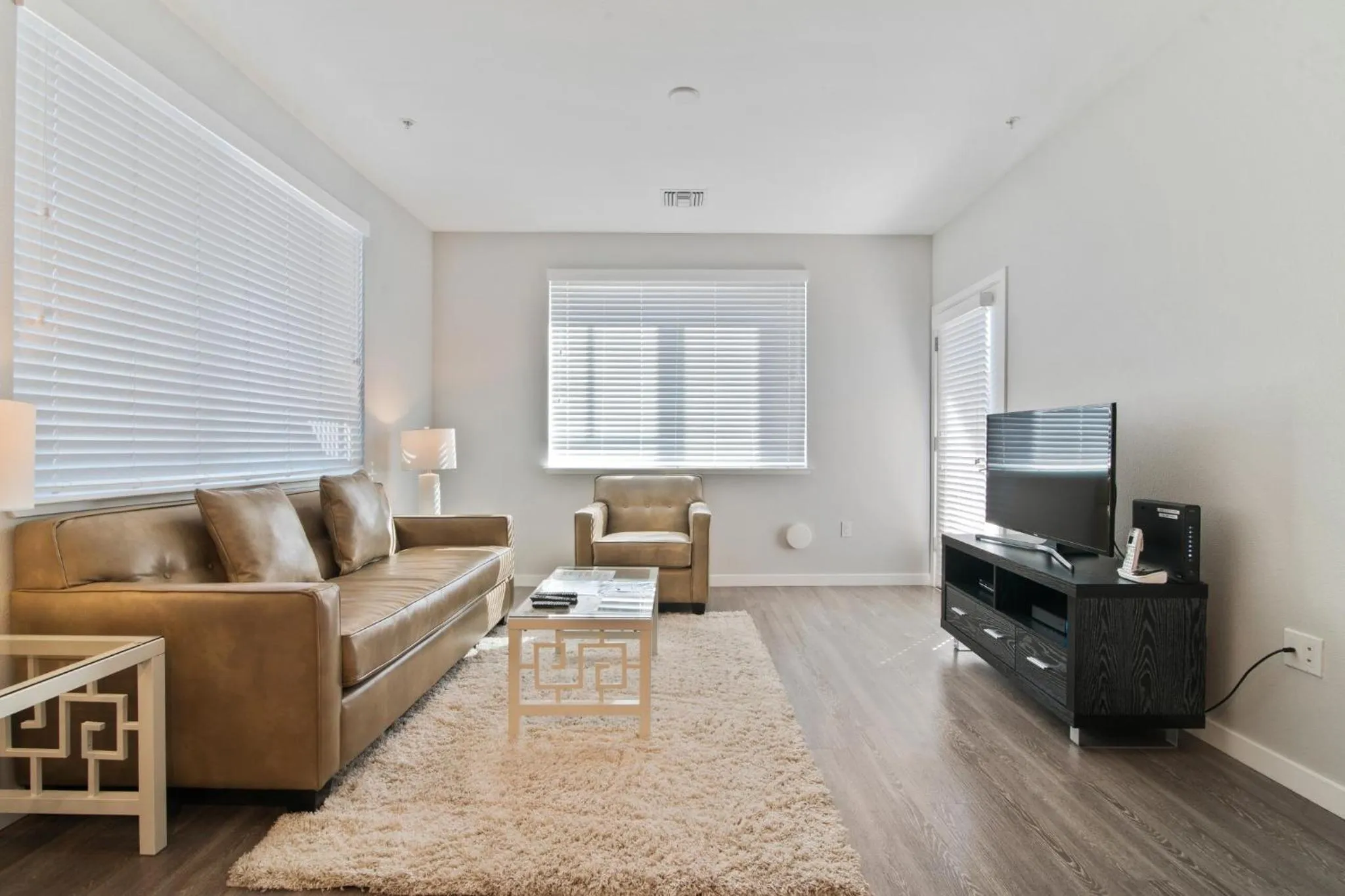 TV and multimedia in Bluebird Suites in Menlo Park