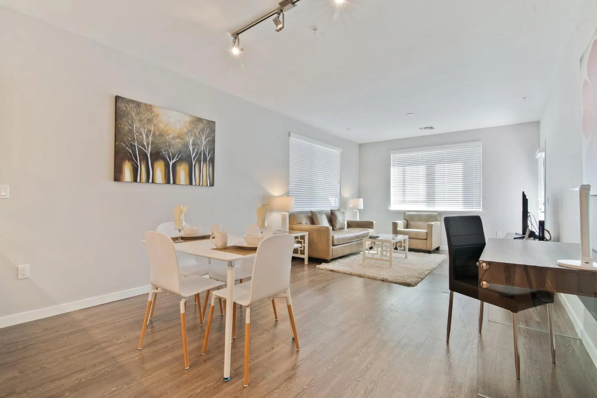 Living room in Bluebird Suites in Menlo Park